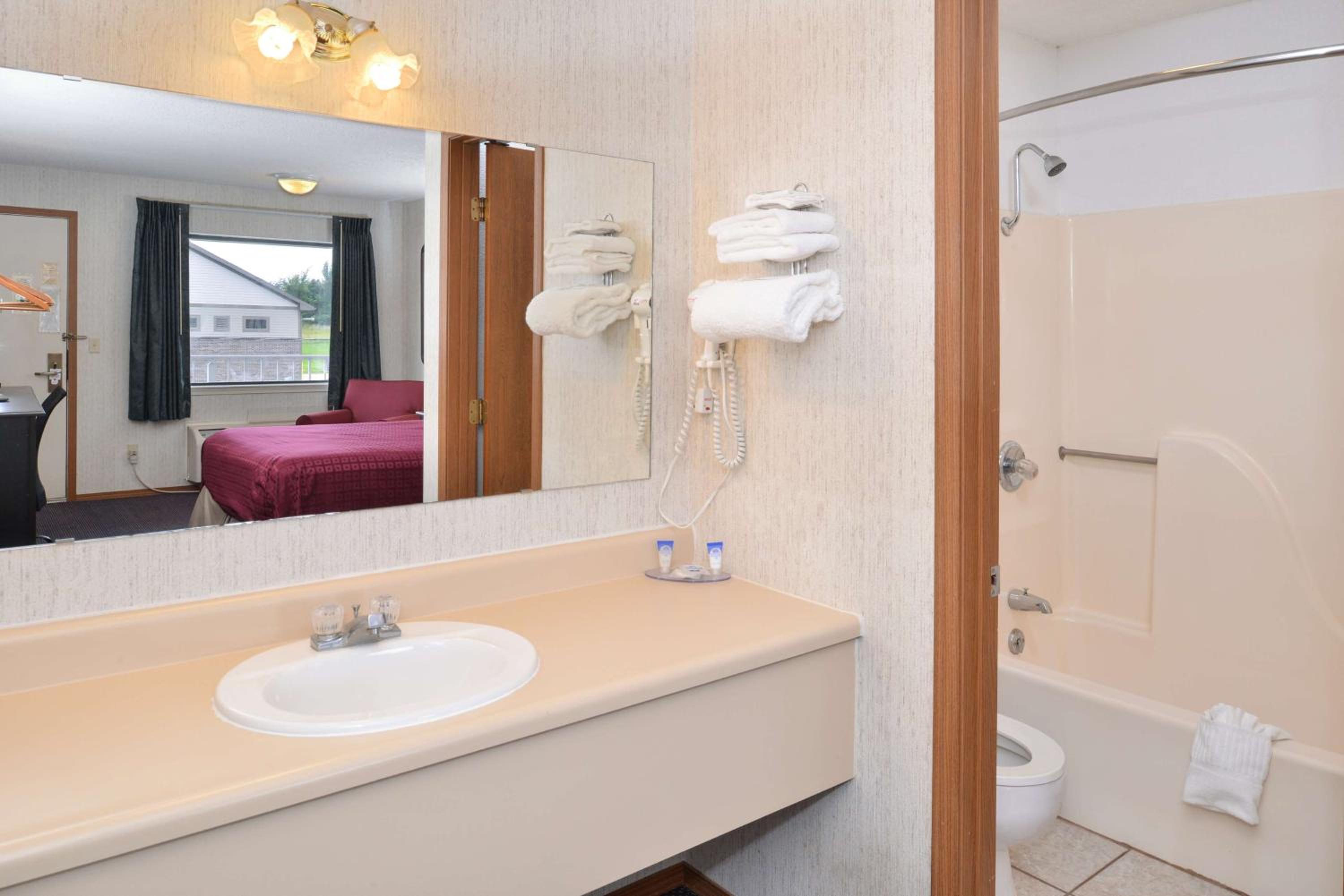 King Room - Non-Smoking - Photo 3