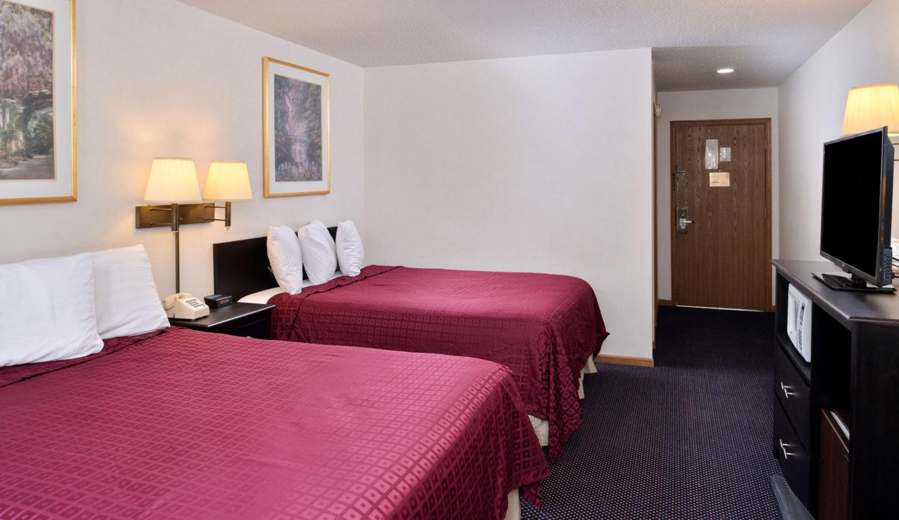 Queen Room With Two Queen Beds - Non-Smoking - Photo 1