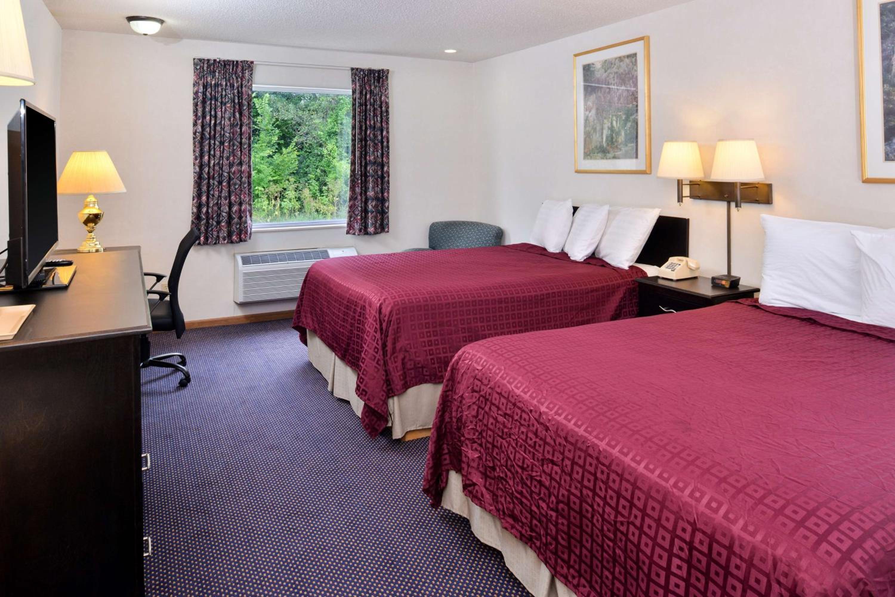 Queen Room With Two Queen Beds - Non-Smoking - Photo 4
