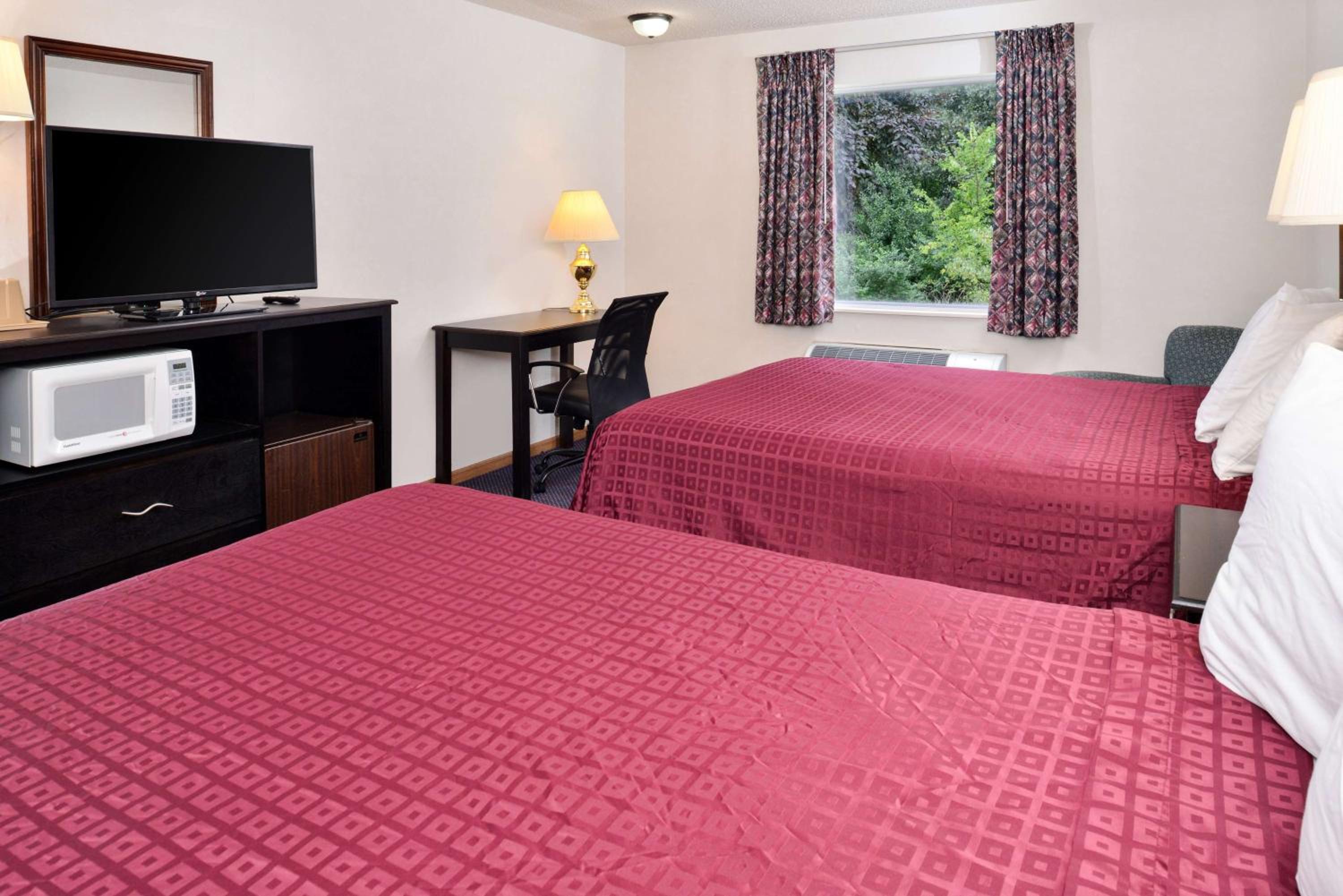 Queen Room With Two Queen Beds - Non-Smoking - Photo 3