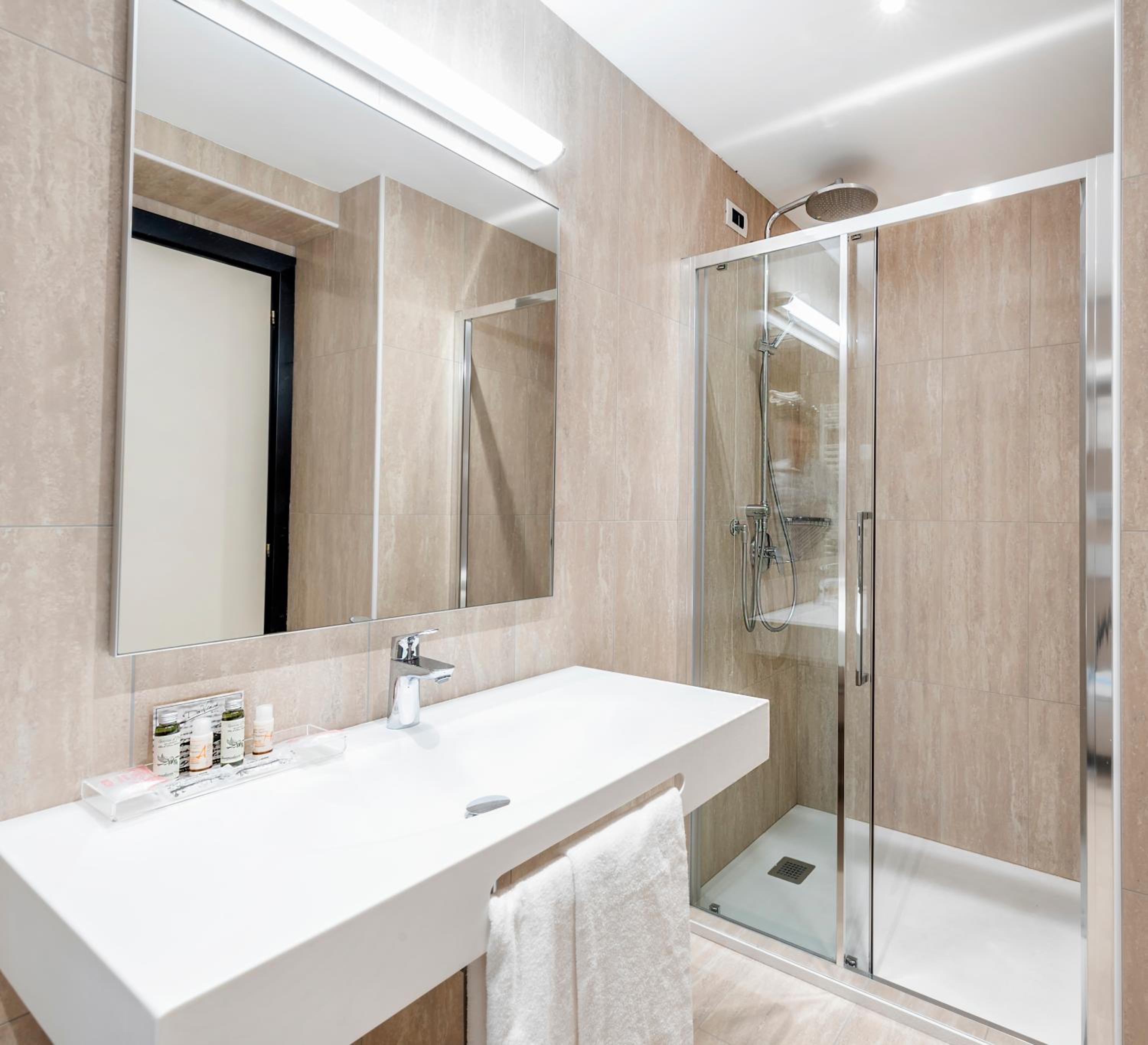 Junior Suite with Lake View - Photo 4