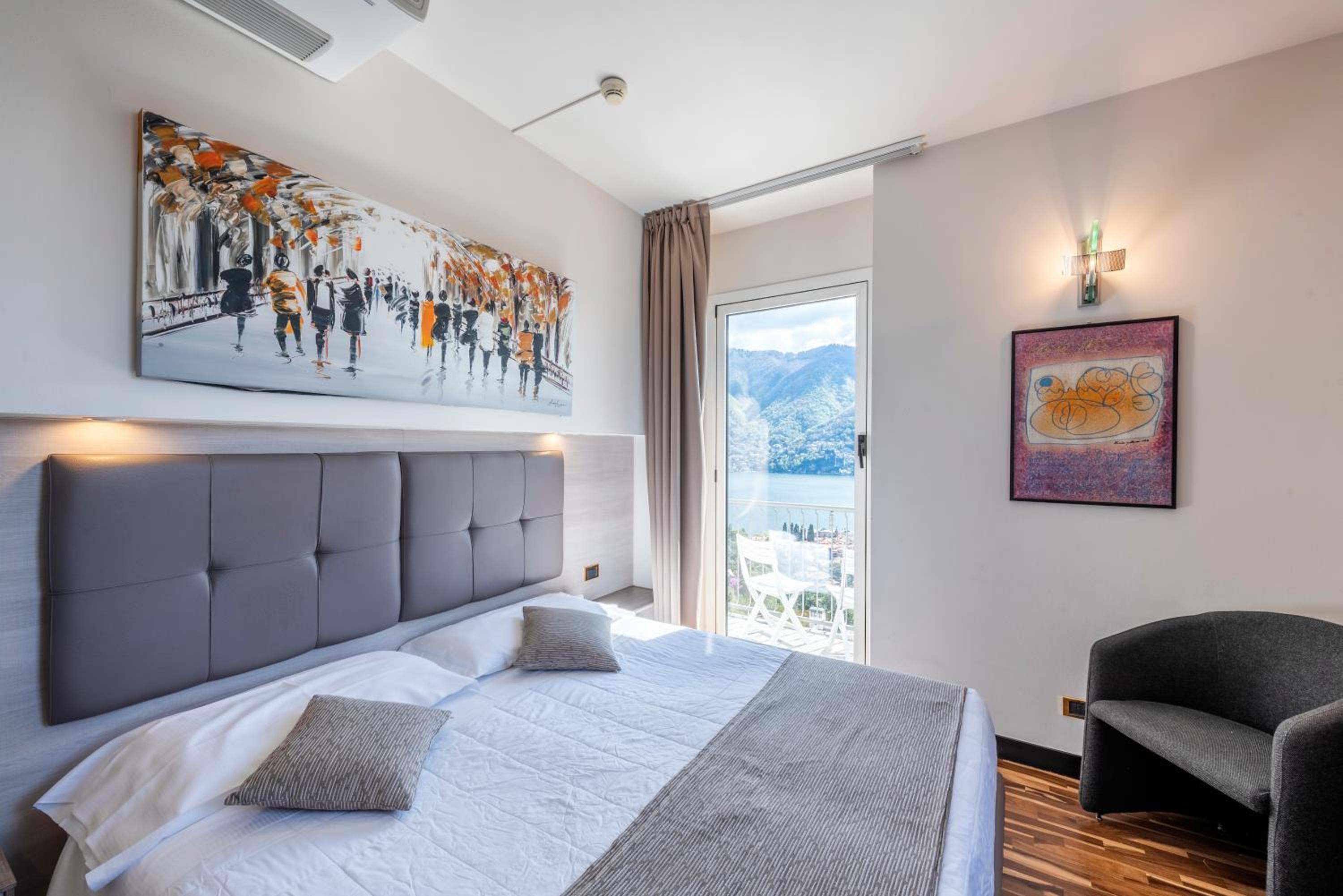Double Room with Balcony and Lake View - Photo 8