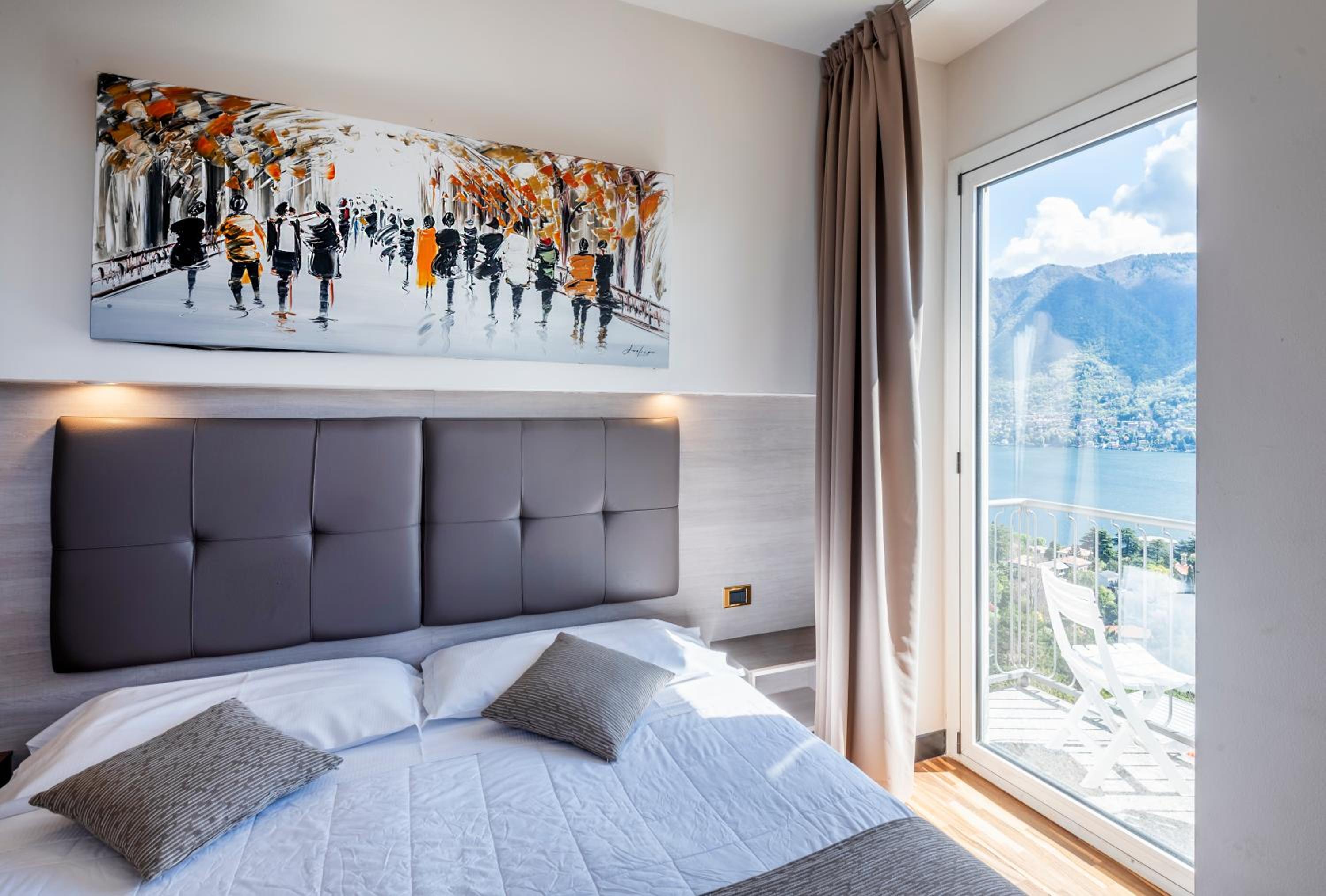 Double Room with Balcony and Lake View - Photo 2