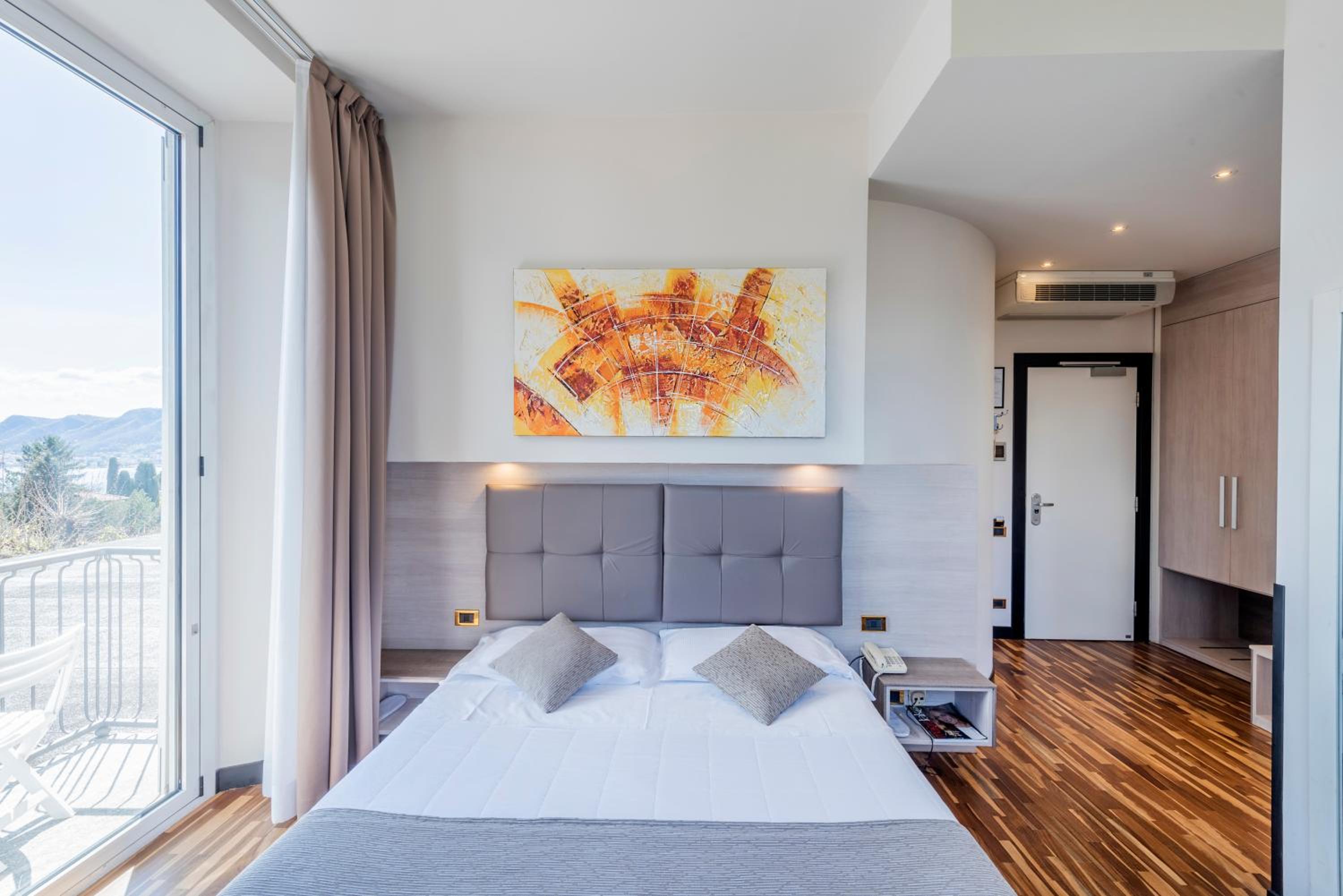 Double Room with Balcony and Lake View - Photo 7