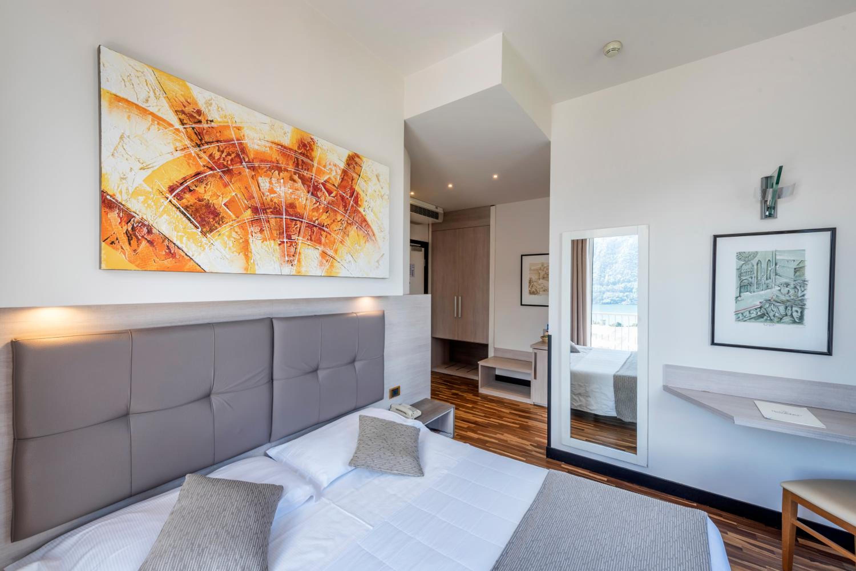 Double Room with Balcony and Lake View - Photo 3
