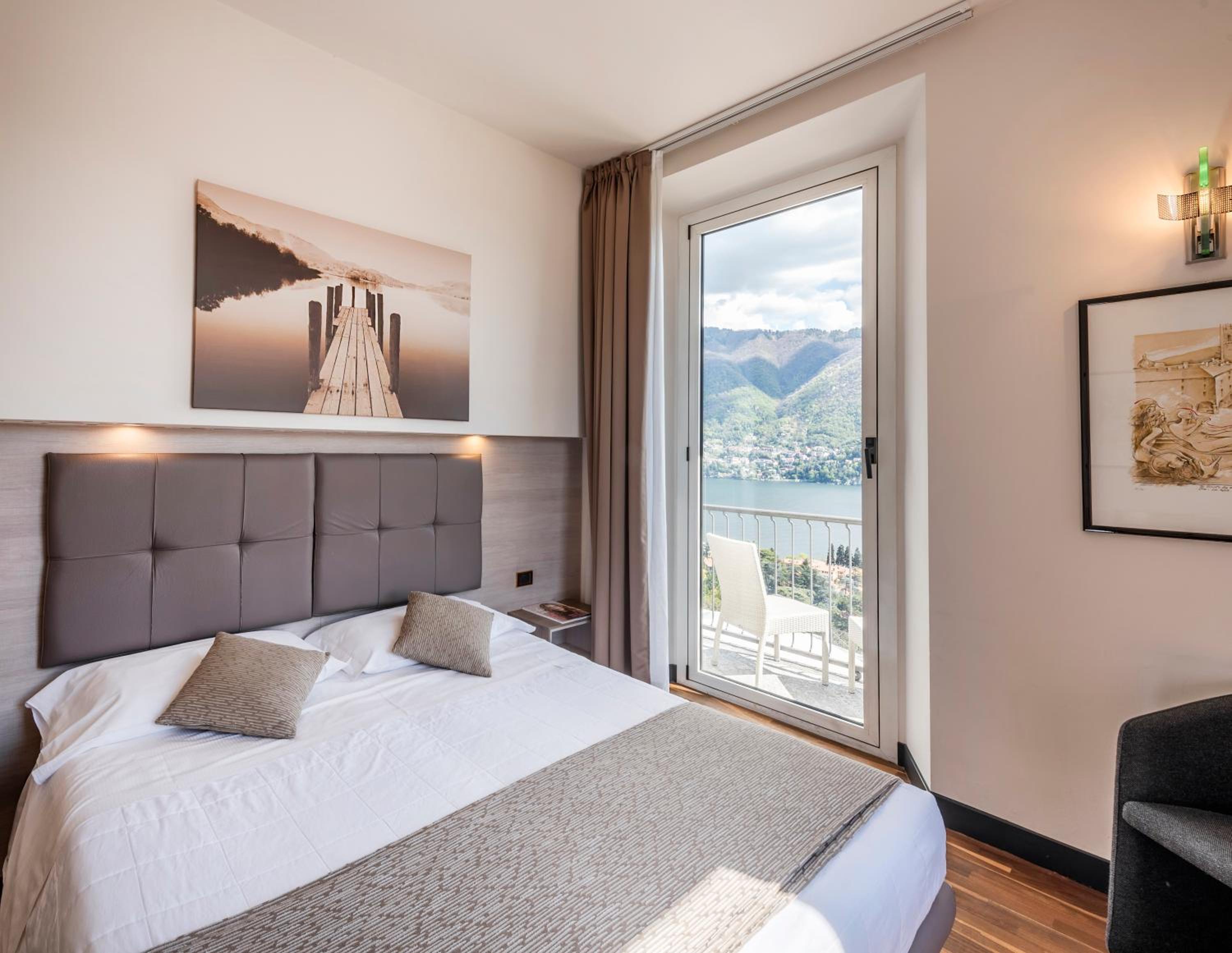 Double Room with Balcony and Lake View - Photo 6