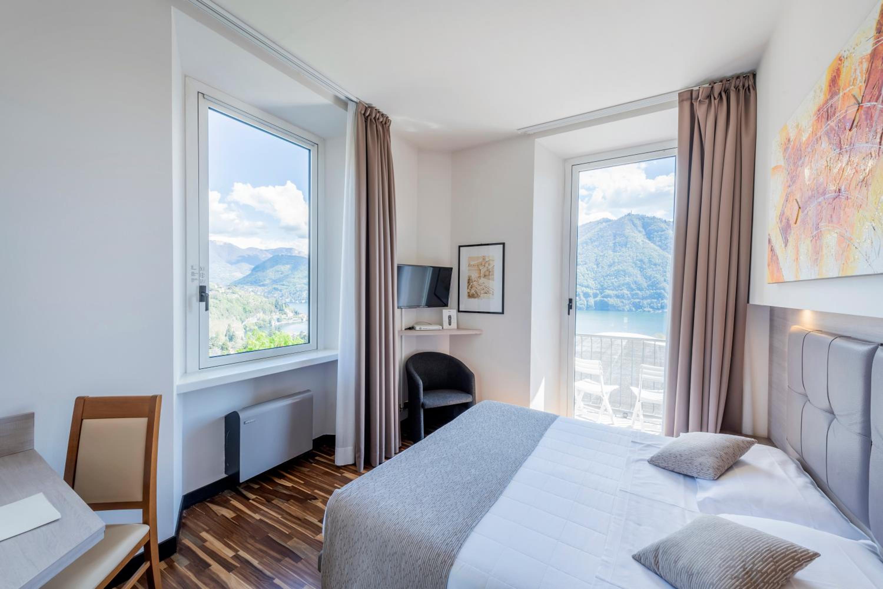 Double Room with Balcony and Lake View - Photo 1