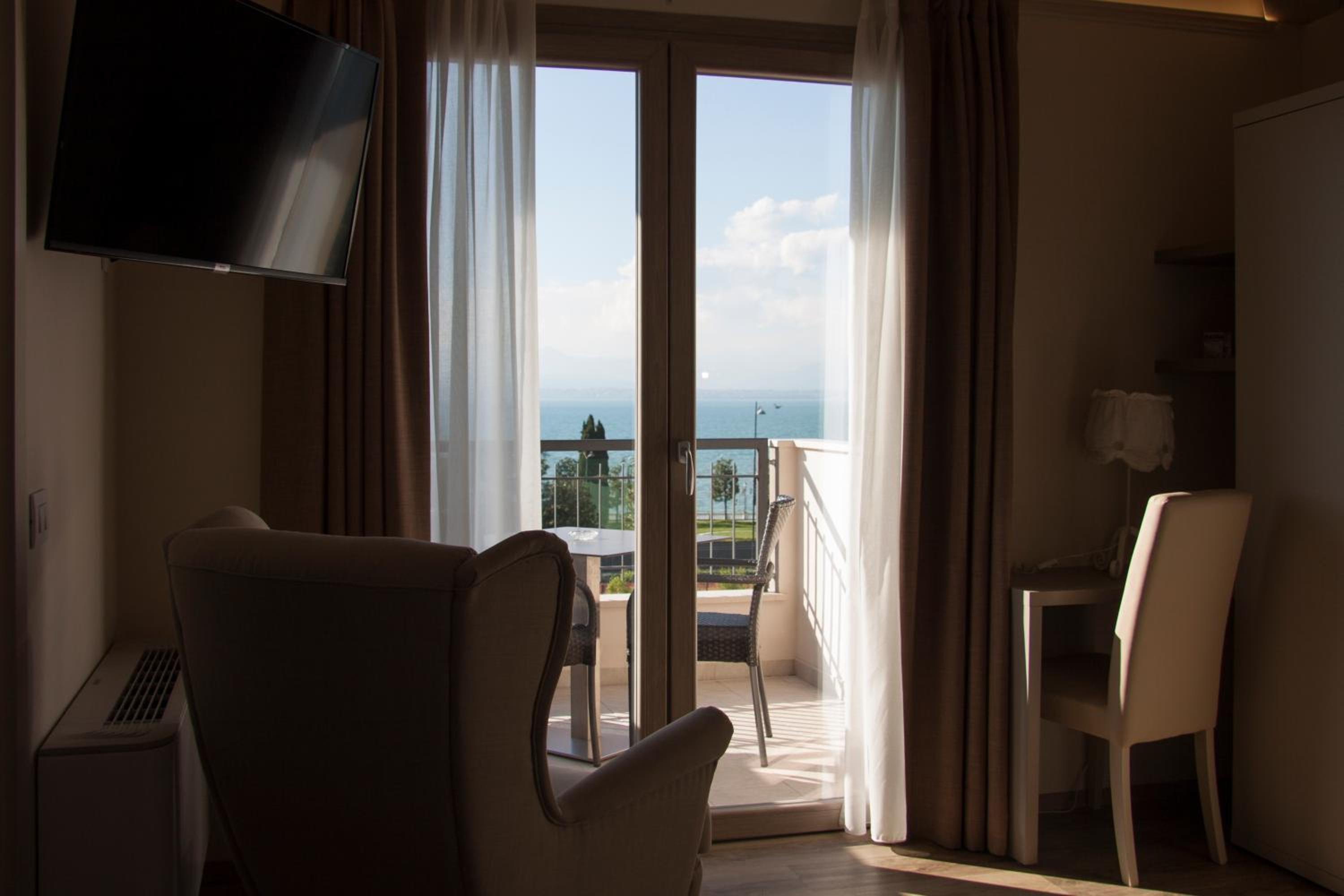 Superior Triple Room with Lake View - Photo 6