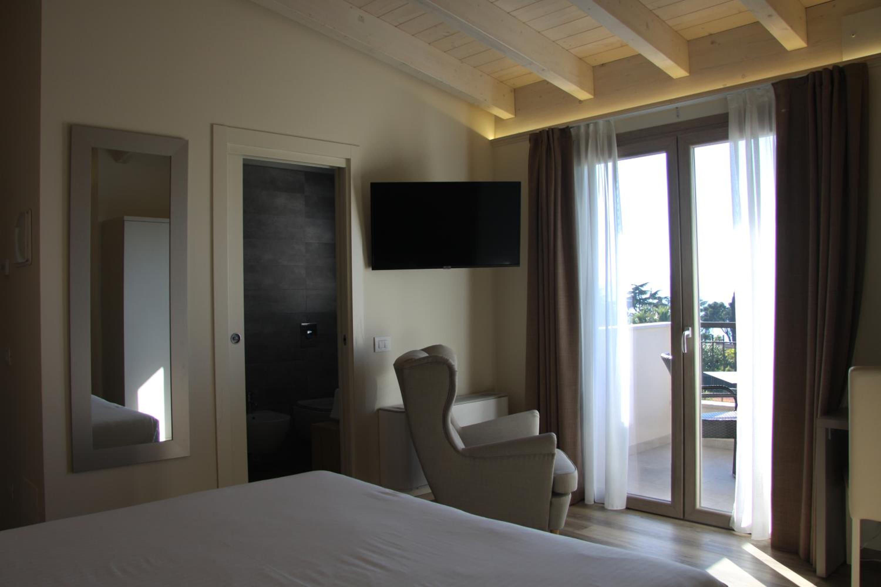 Superior Triple Room with Lake View - Photo 4