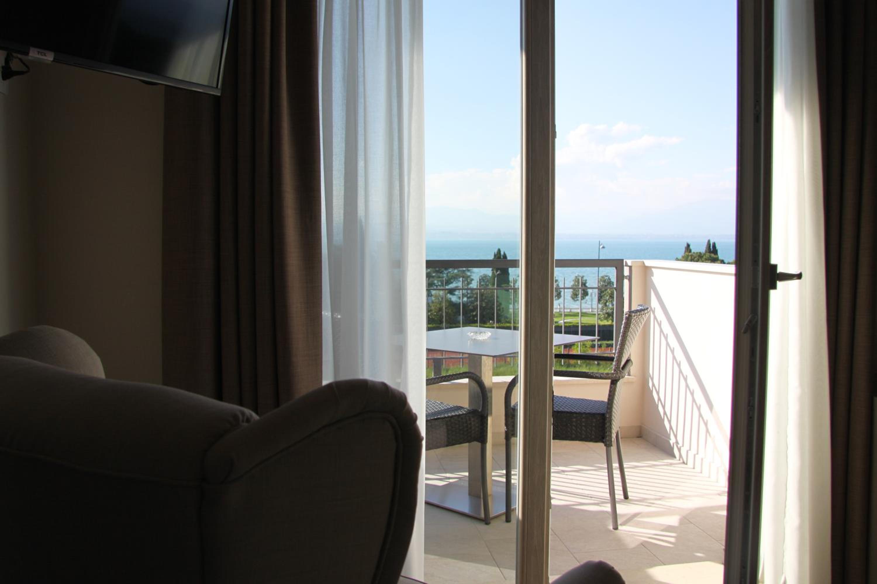 Superior Double Room with Lake View - Photo 13