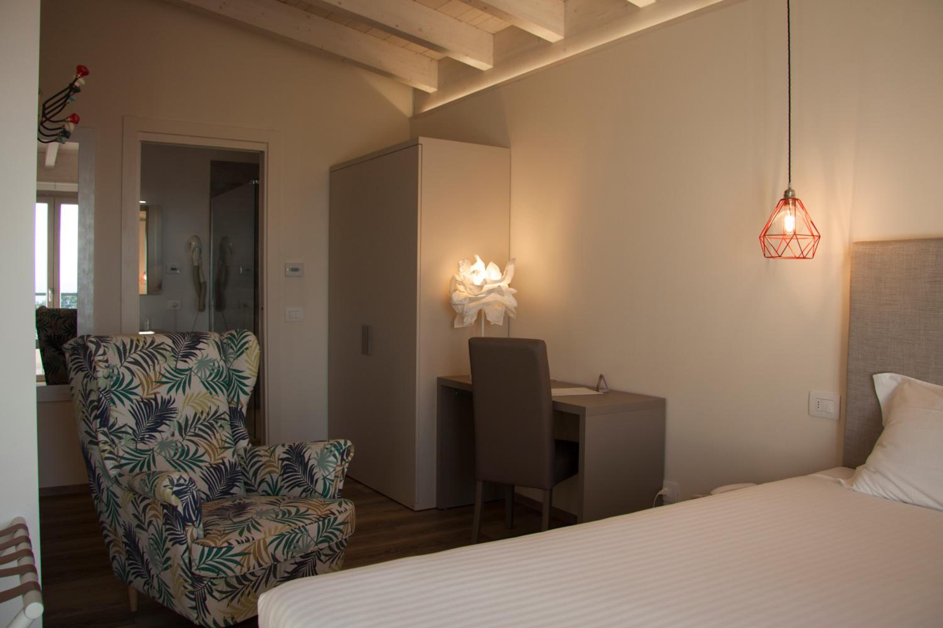 Superior Double Room with Lake View - Photo 12