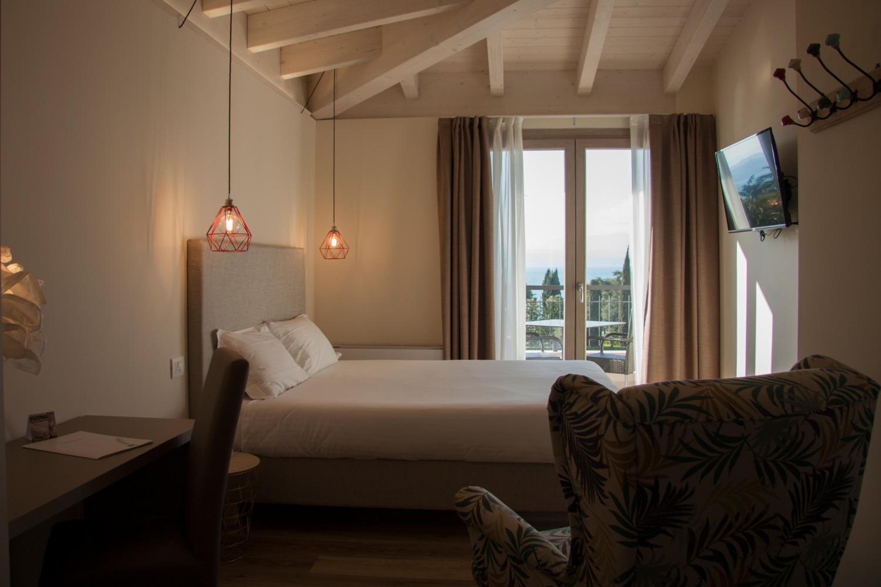Superior Double Room with Lake View - Photo 10