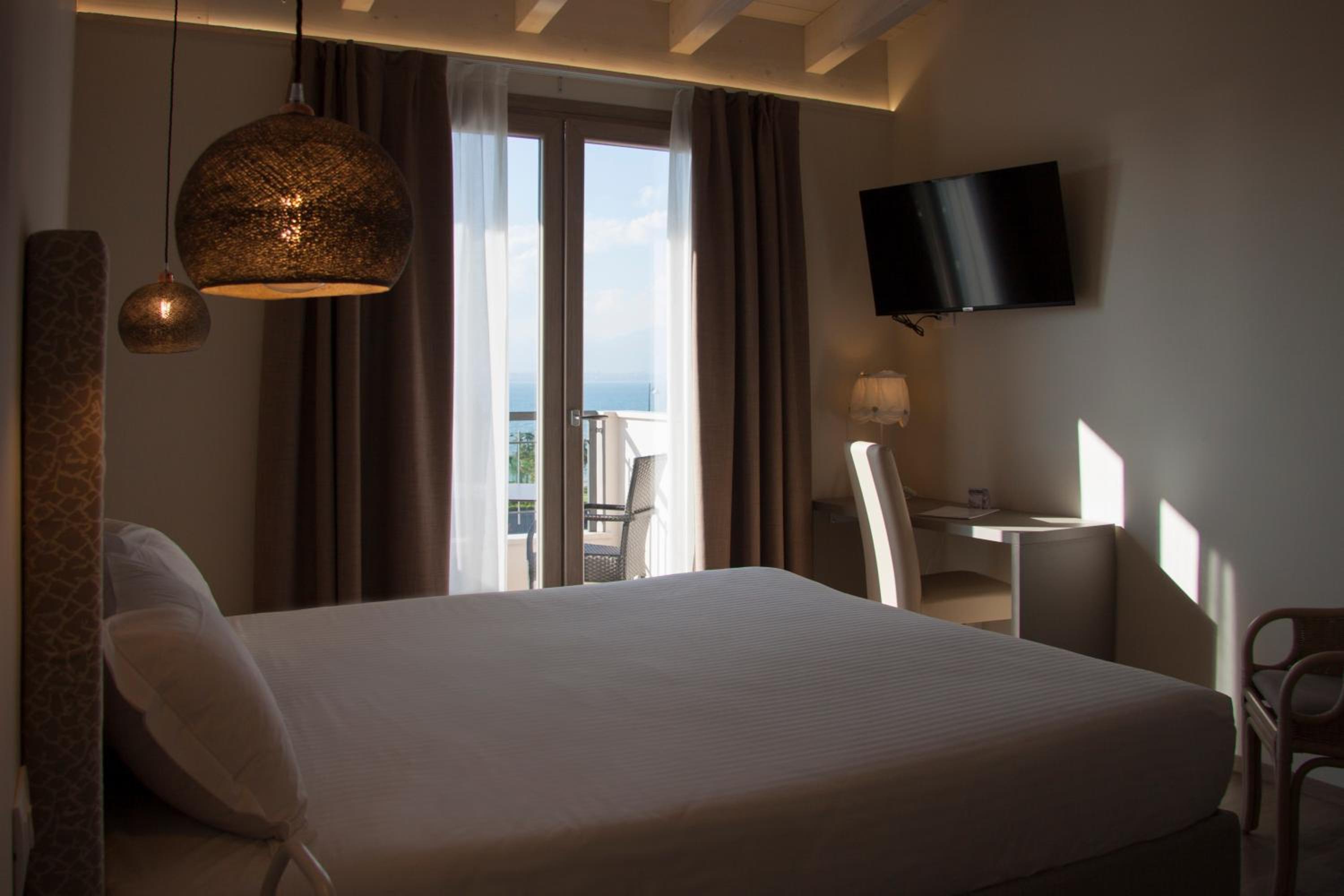 Superior Double Room with Lake View - Photo 9