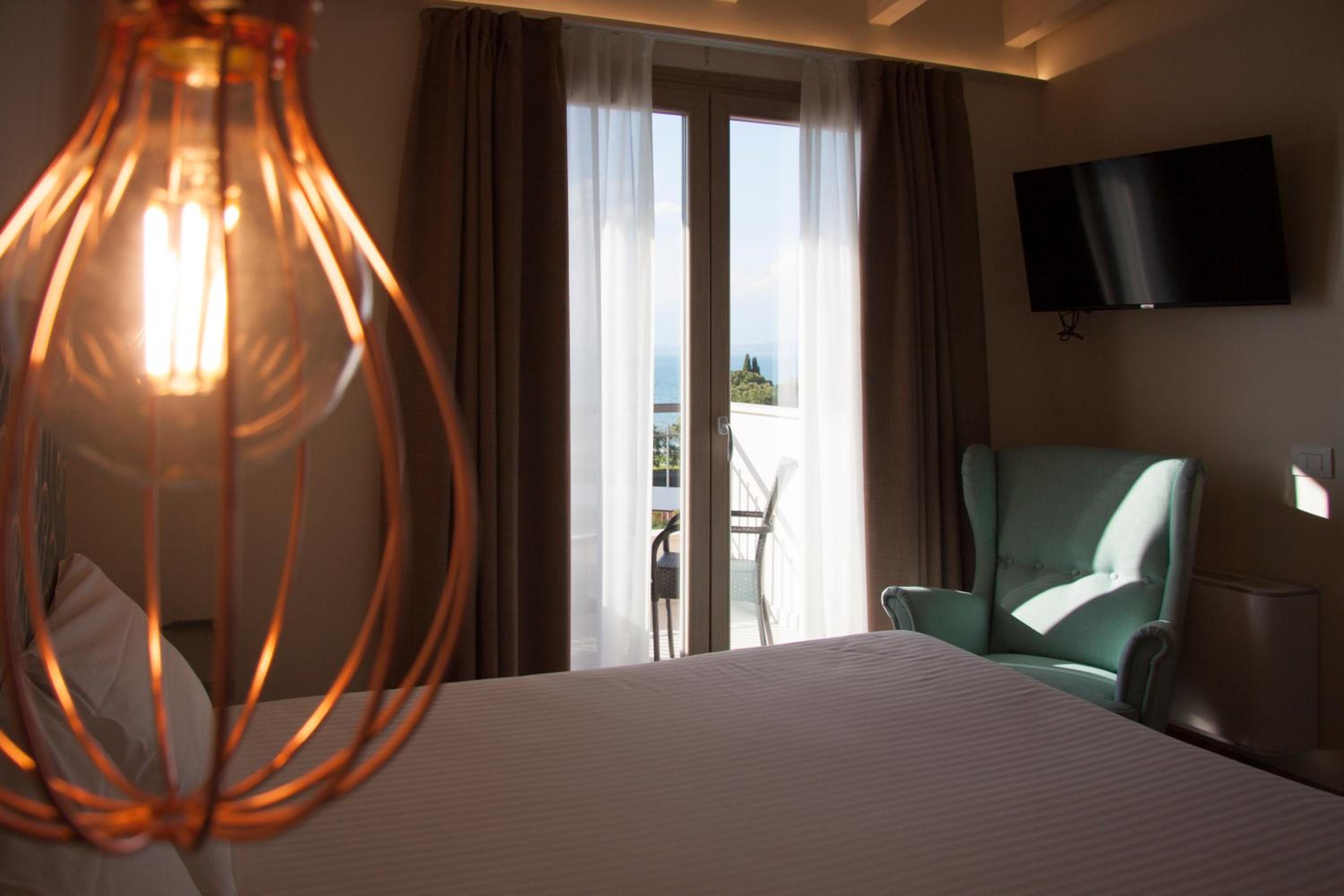 Superior Double Room with Lake View - Photo 4