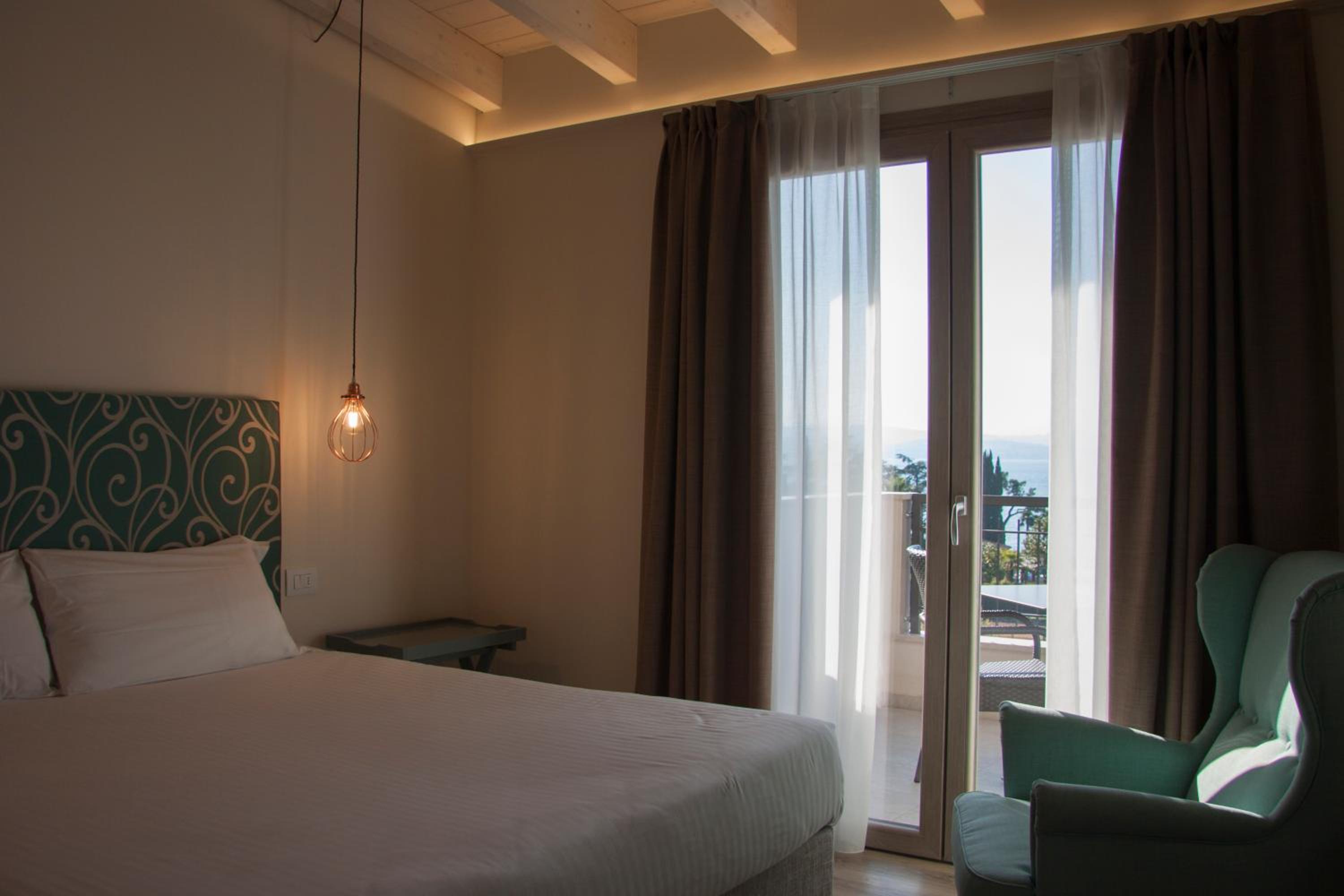 Superior Double Room with Lake View - Photo 2