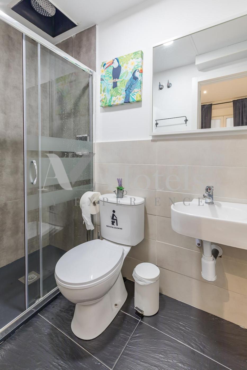 Deluxe Quadruple Room with Private Bathroom - Photo 7