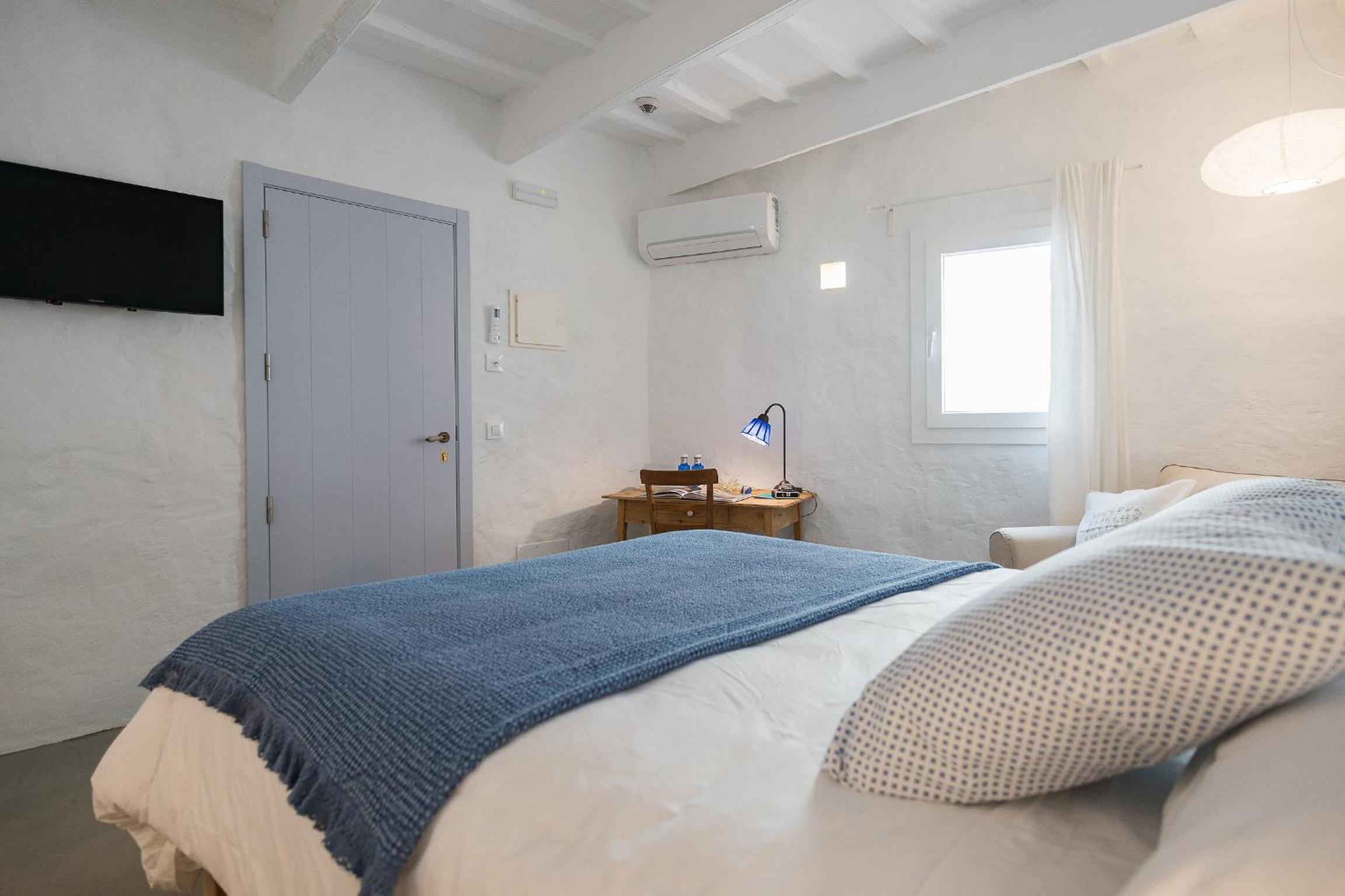 Large Double Room - Photo 3
