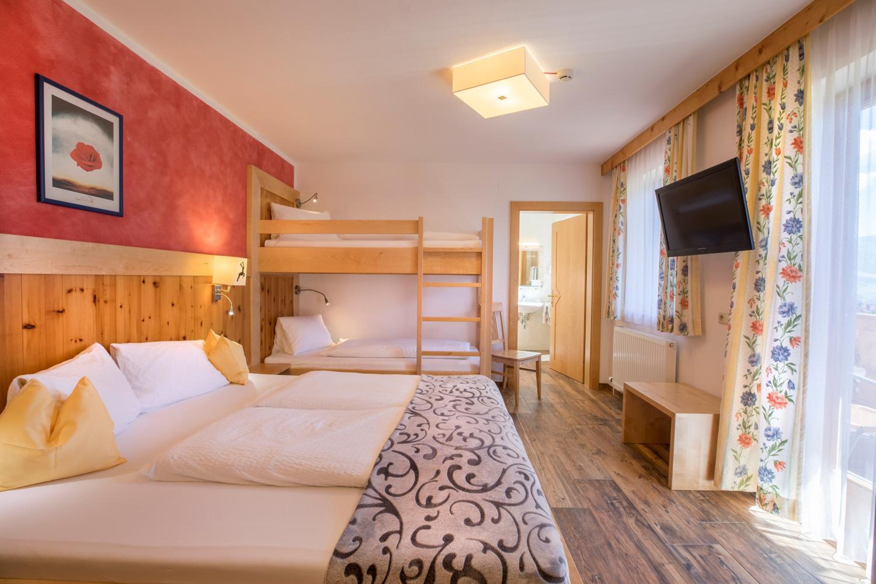 Standard Double Room with Balcony - Photo 7