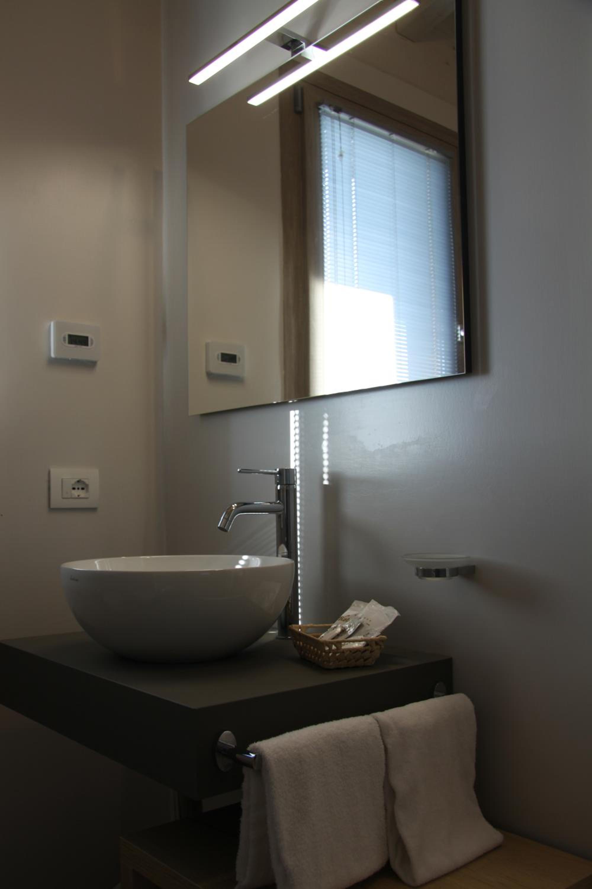 Superior Double Room with Lake View - Photo 17