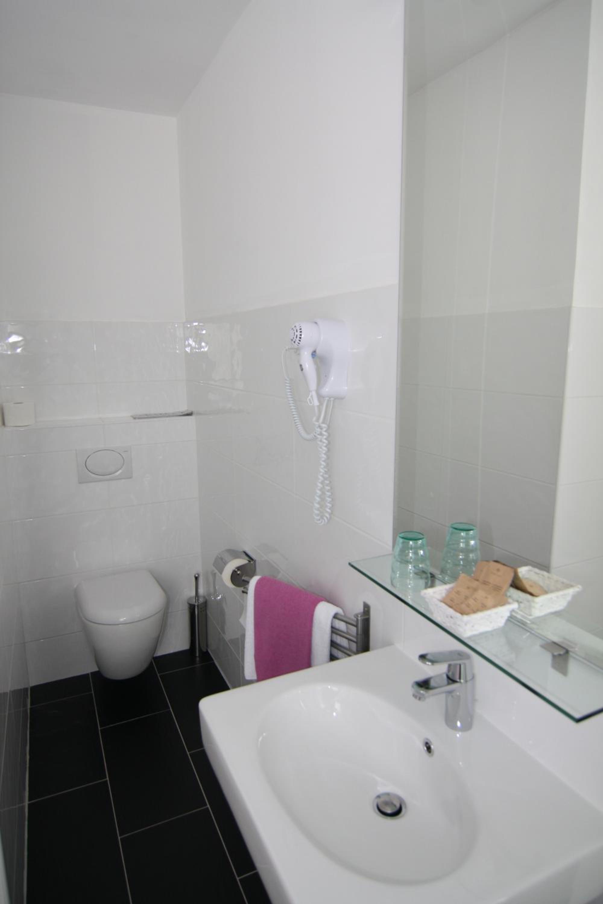 Double Room - Photo 5