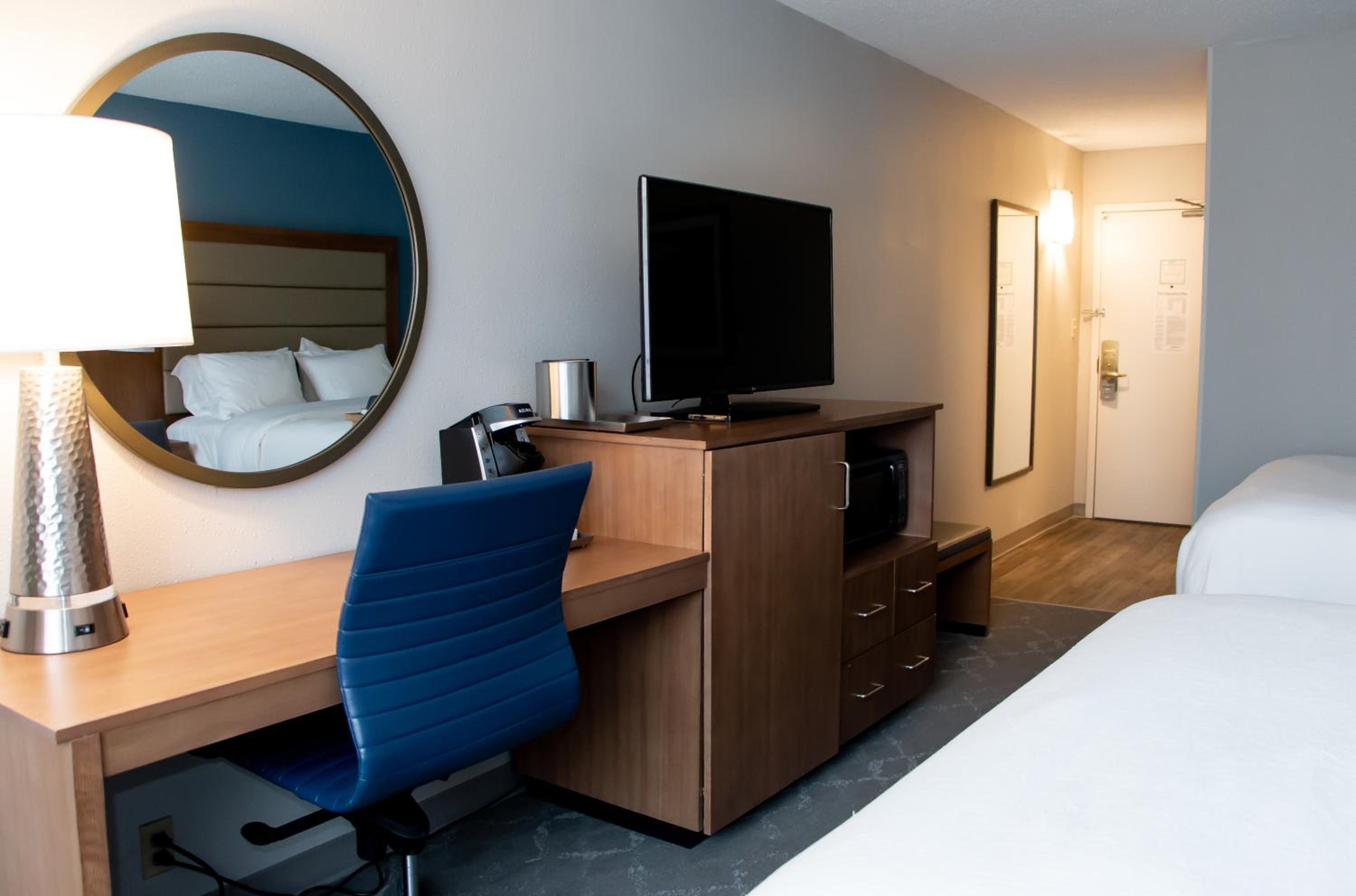 Queen Room with Two Queen Beds - Non-Smoking - Photo 10