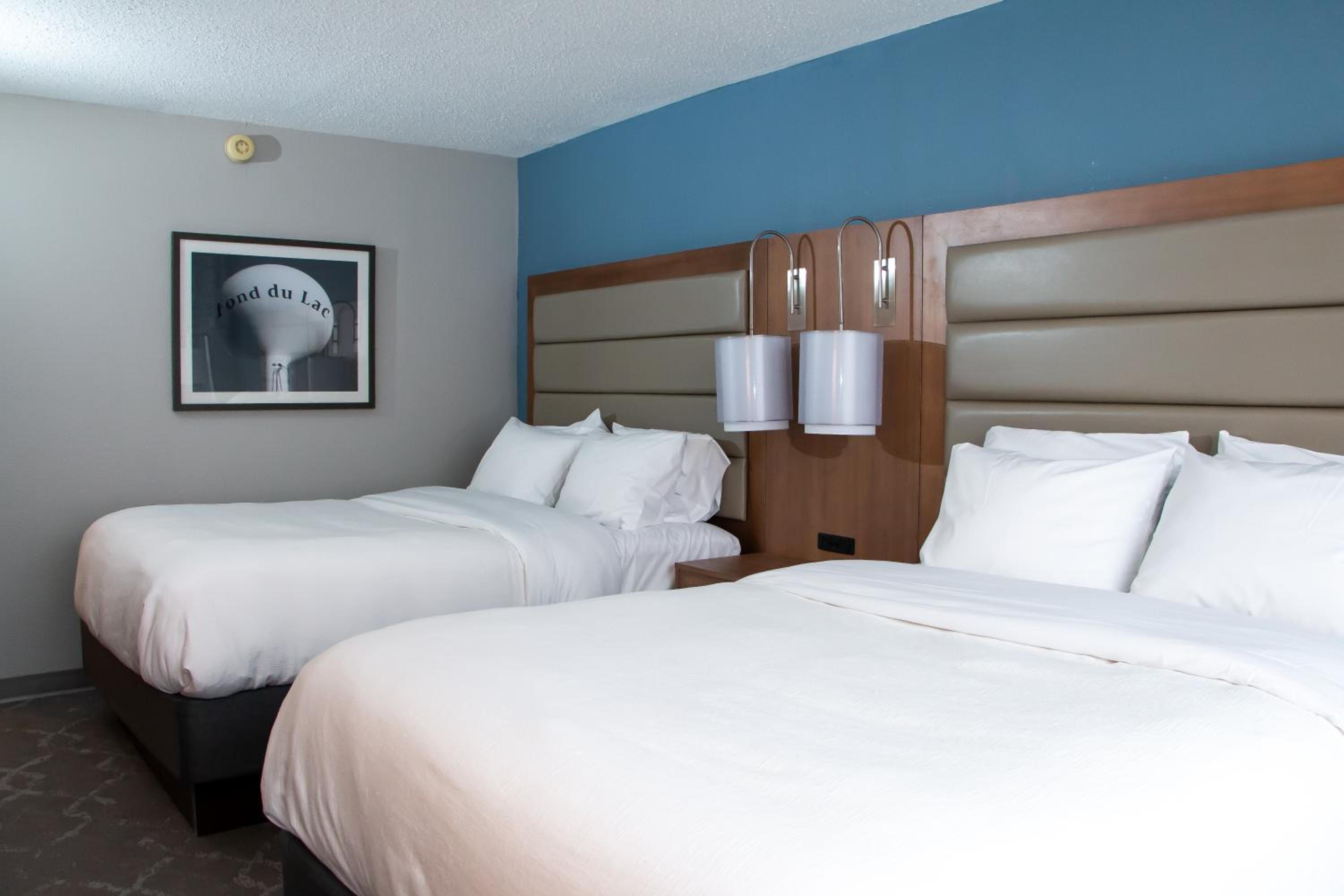 Queen Room with Two Queen Beds - Non-Smoking - Photo 11