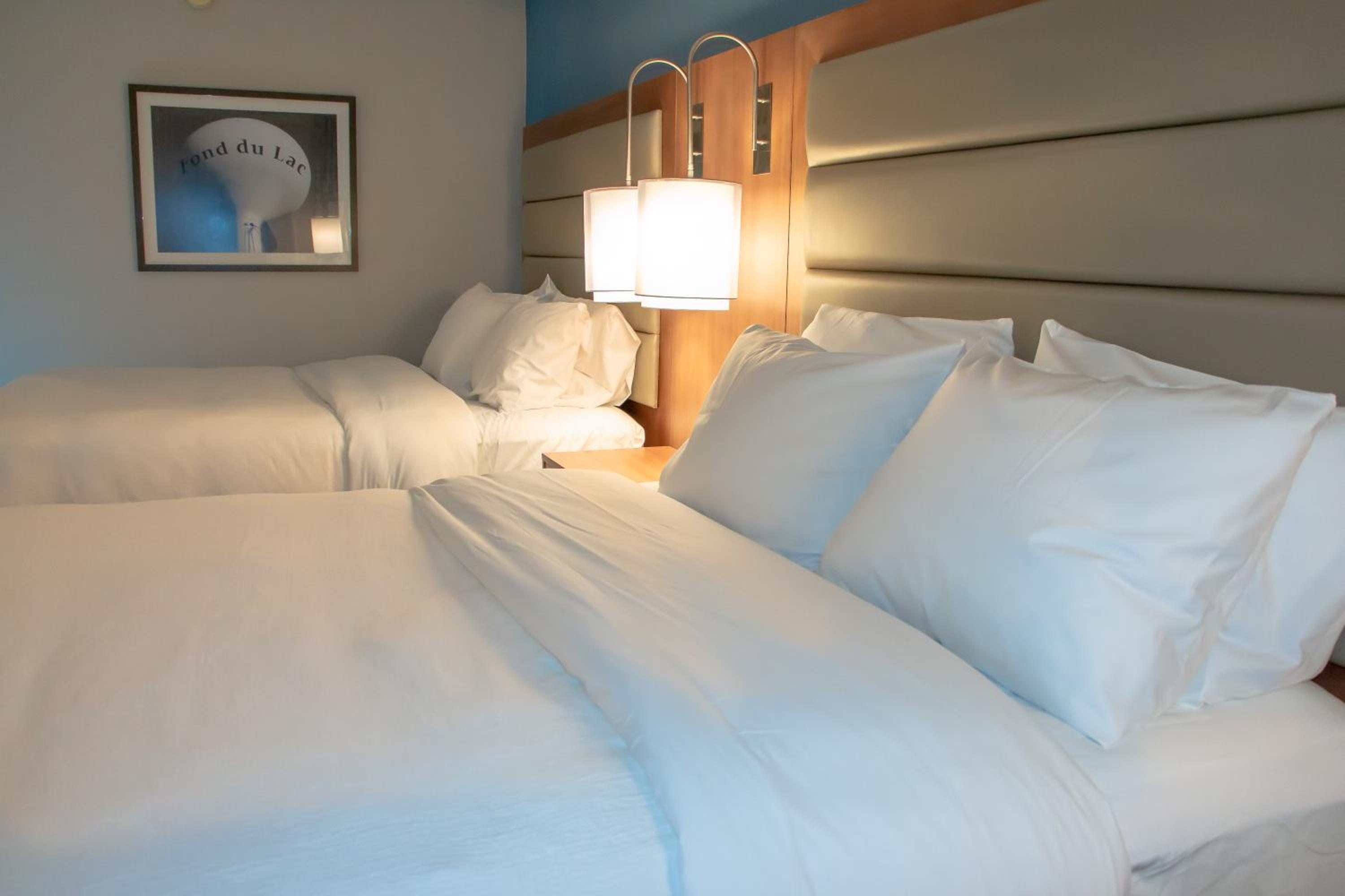Queen Room with Two Queen Beds - Non-Smoking - Photo 12