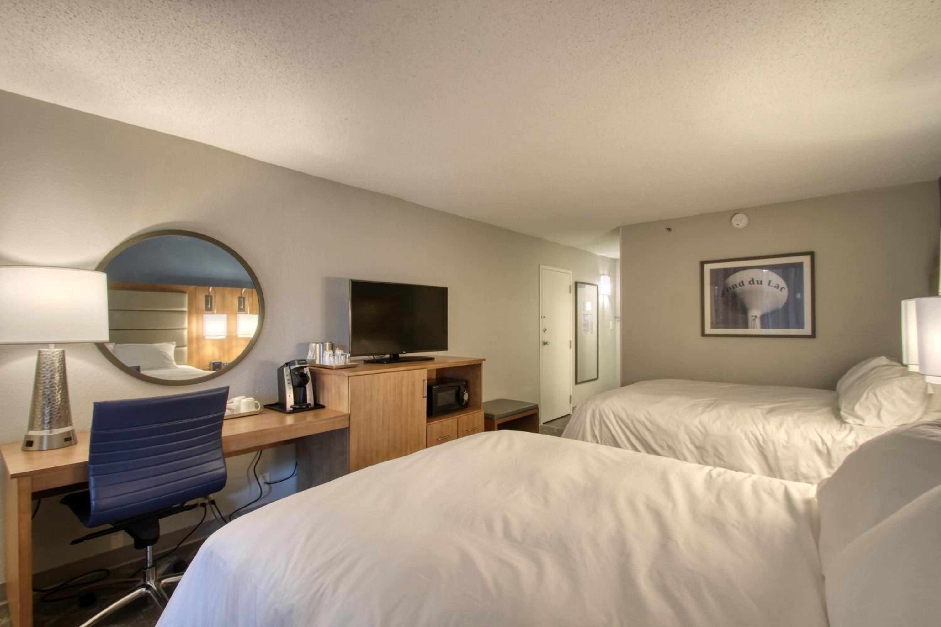 Queen Room with Two Queen Beds - Non-Smoking - Photo 2