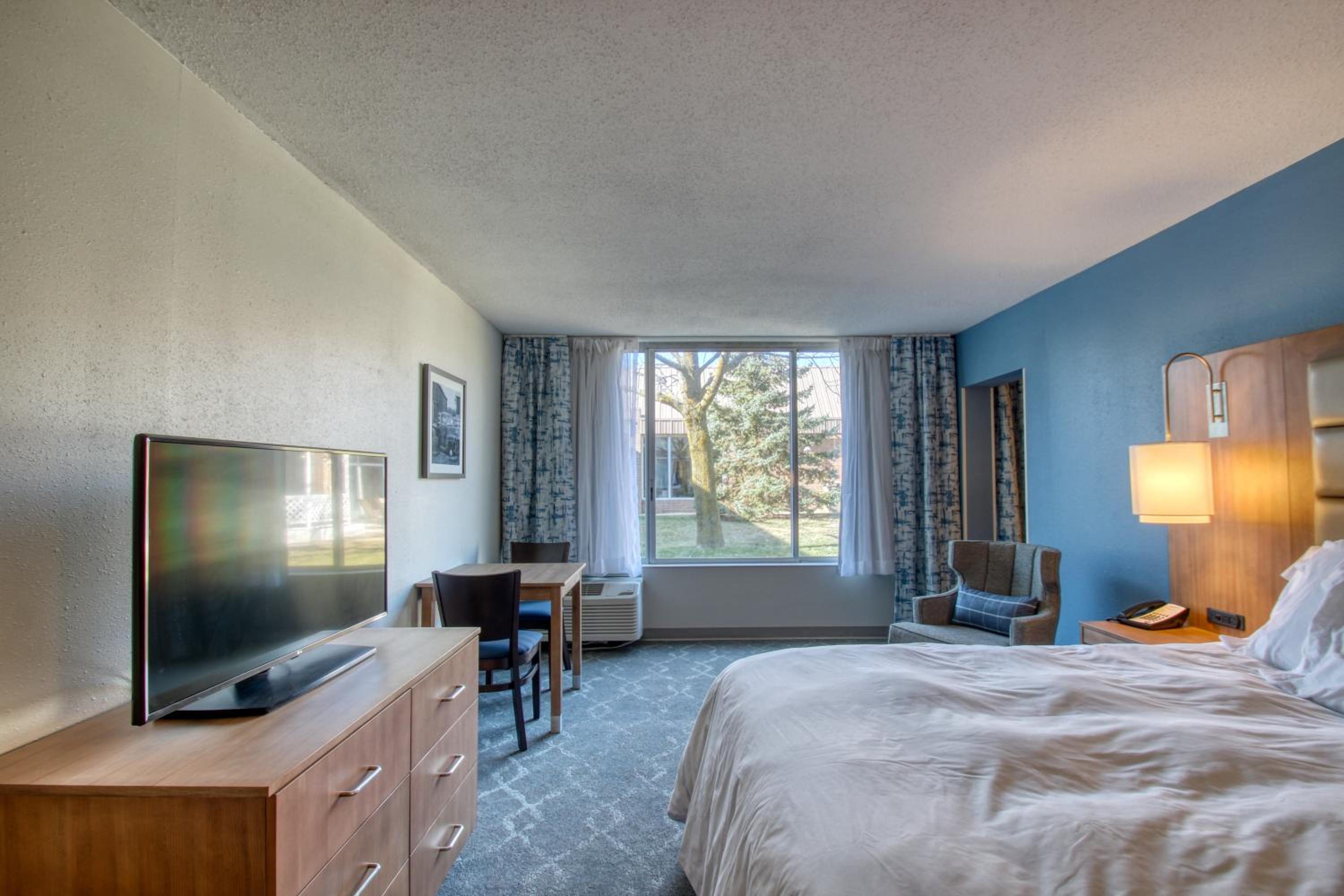 Queen Room with Two Queen Beds - Non-Smoking - Photo 3