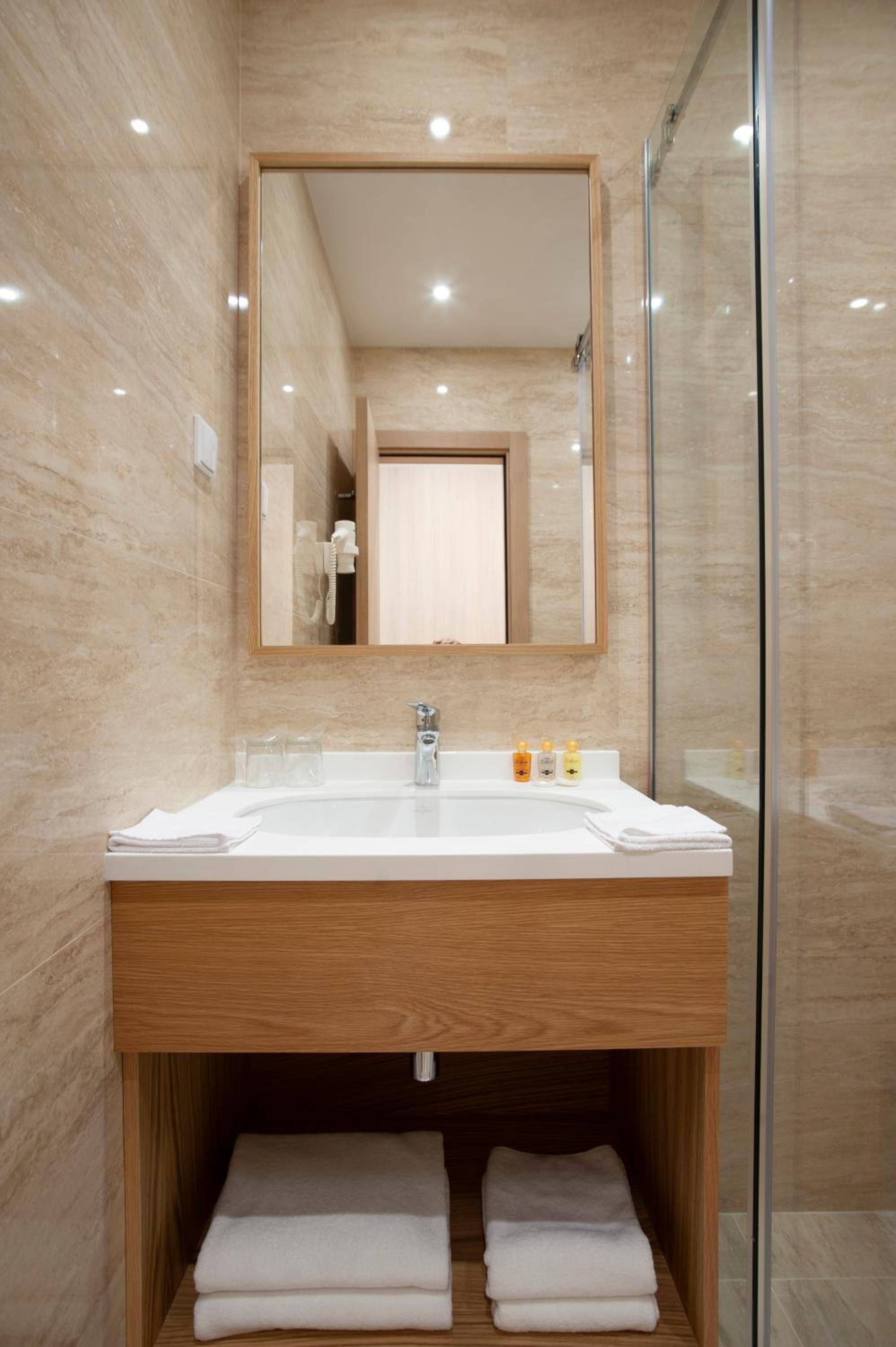 Double or Twin Room - Photo 3