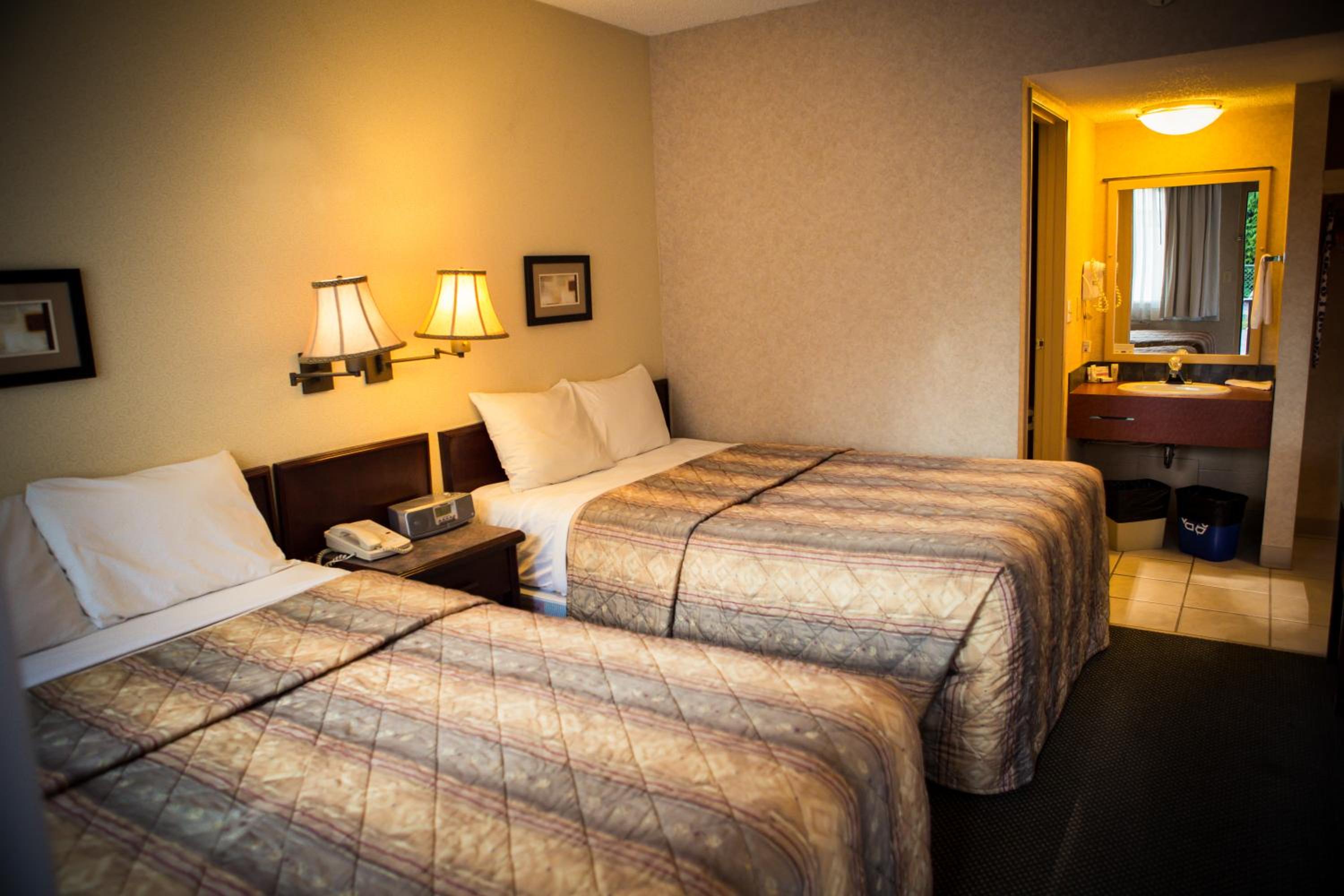 Double Room with Two Double Beds - Non-Smoking/No Pets photo 3