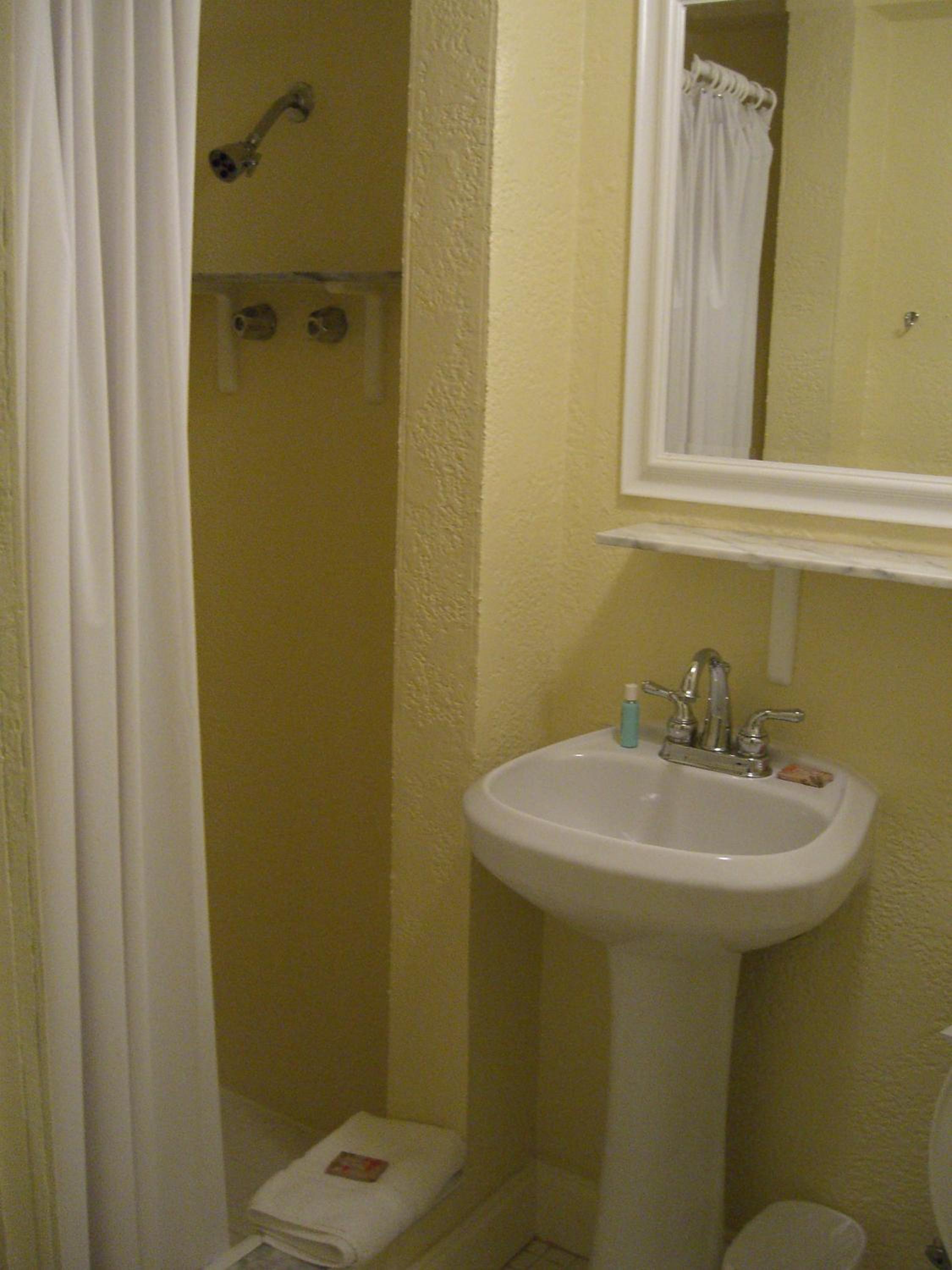 Standard Queen Room - Photo 4