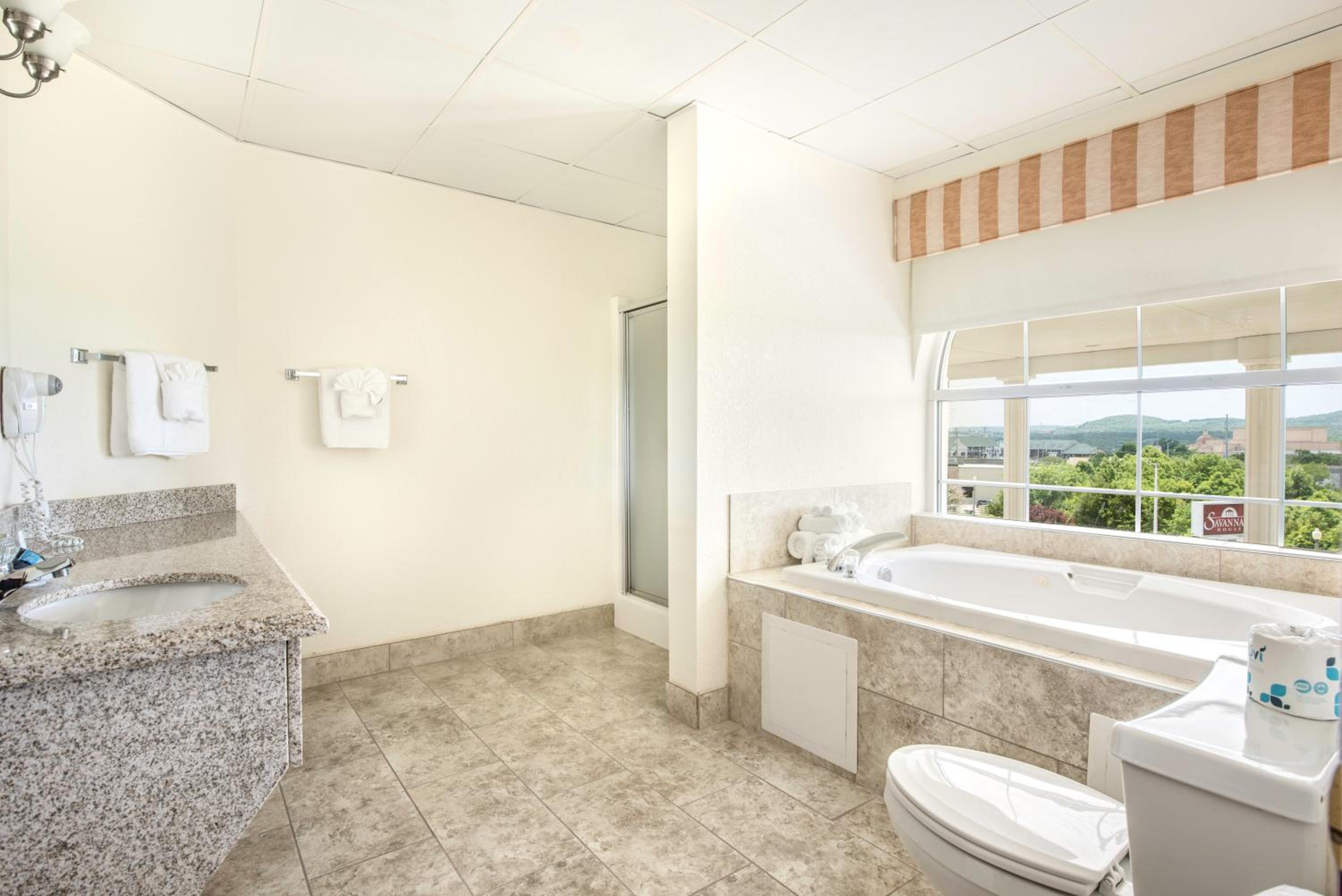 King Suite with Spa Bath - Photo 4