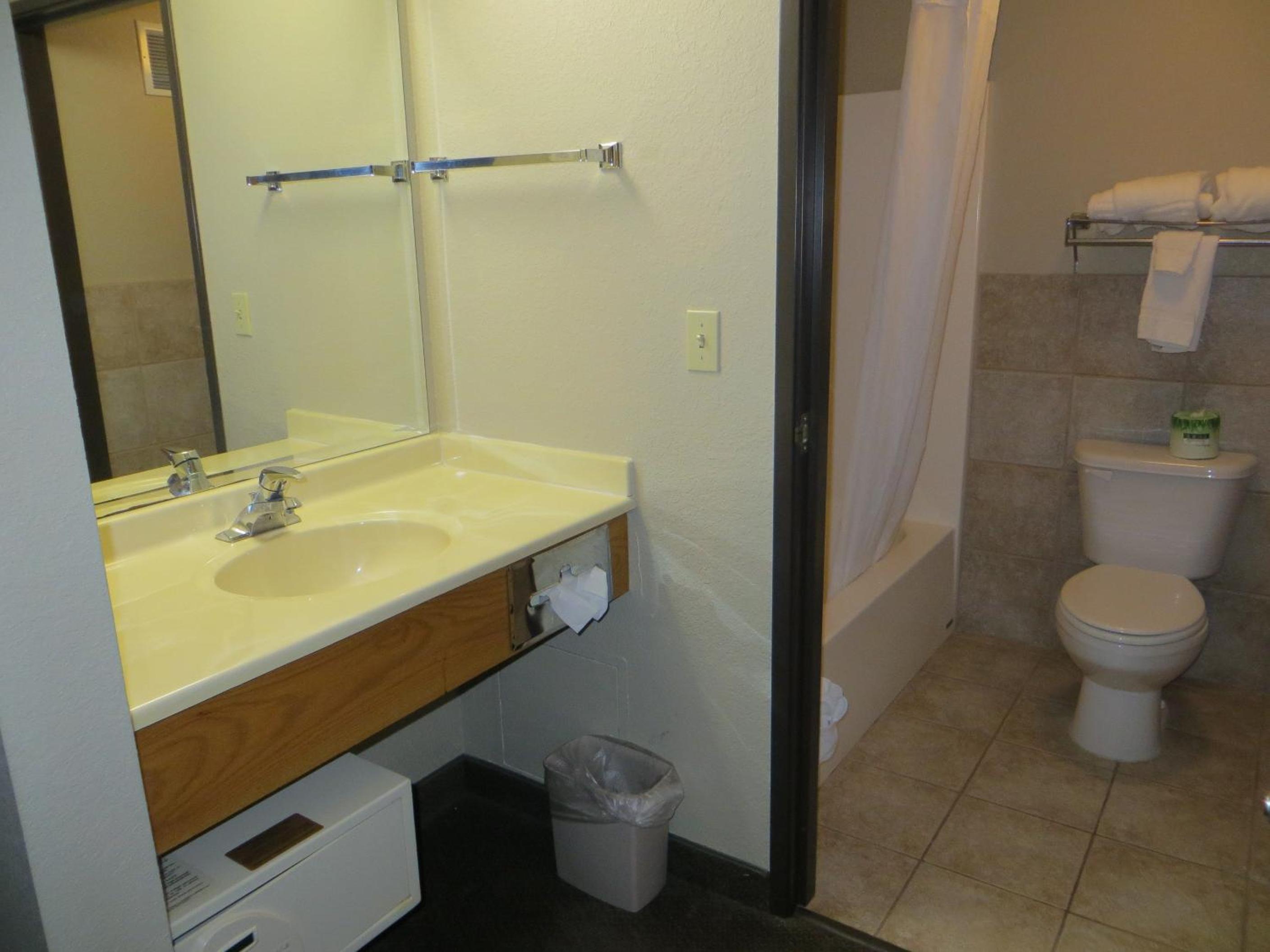 King Room - Non-Smoking - Photo 6