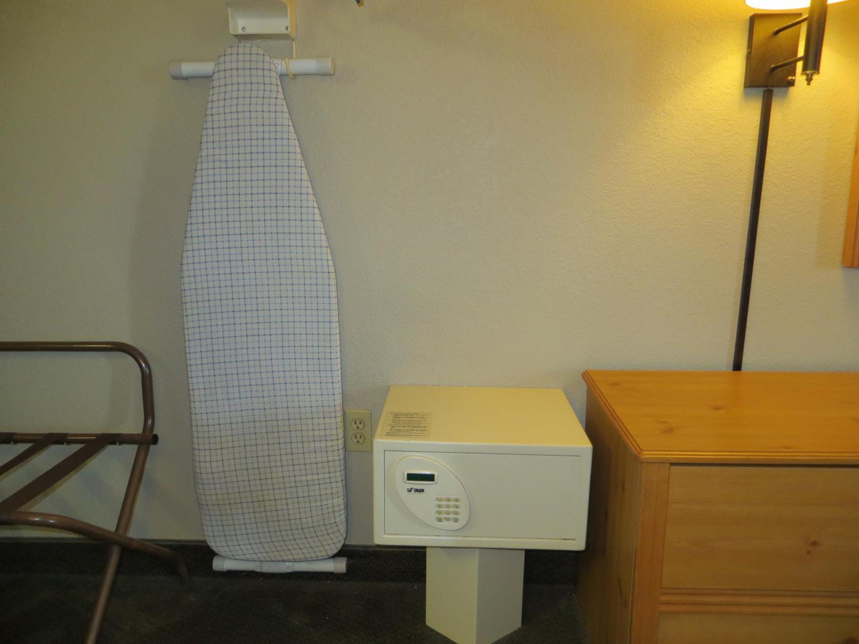 King Room - Non-Smoking - Photo 8