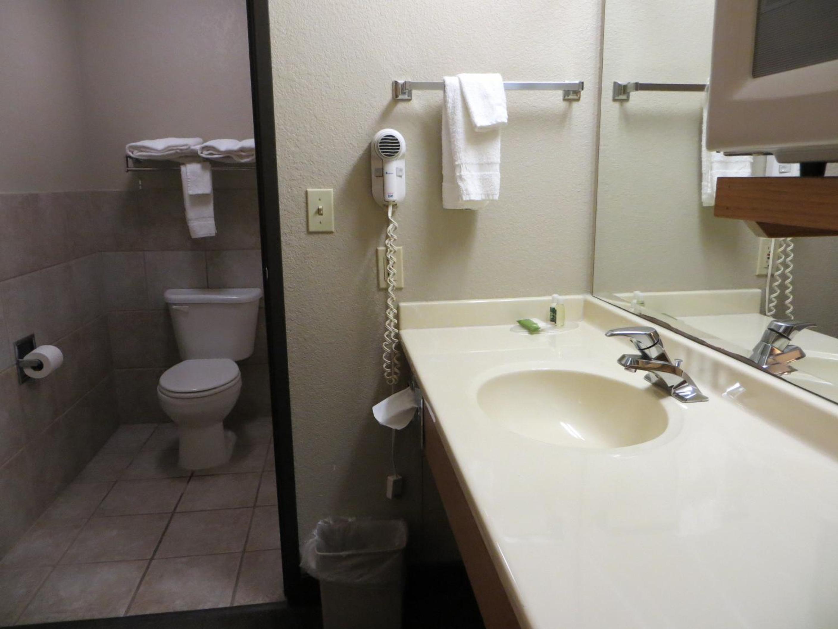 King Room - Non-Smoking - Photo 4