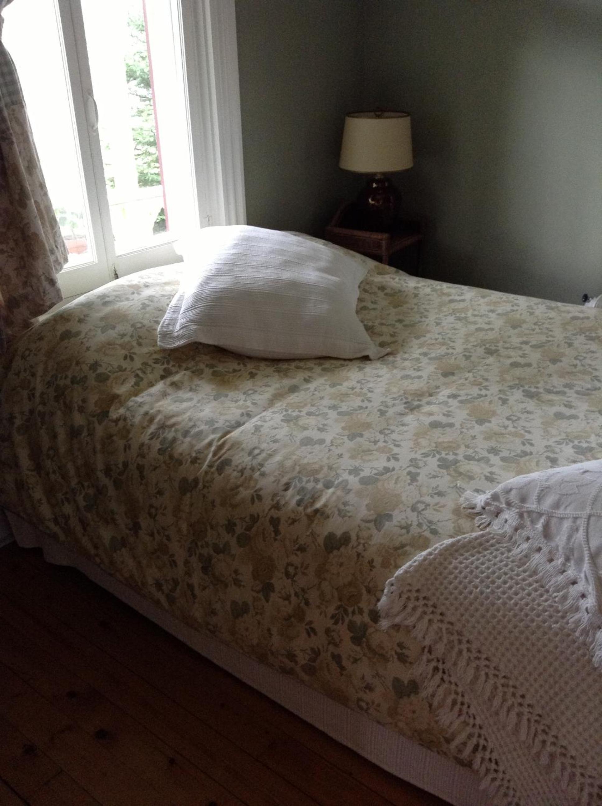 Queen Room with Private Bathroom