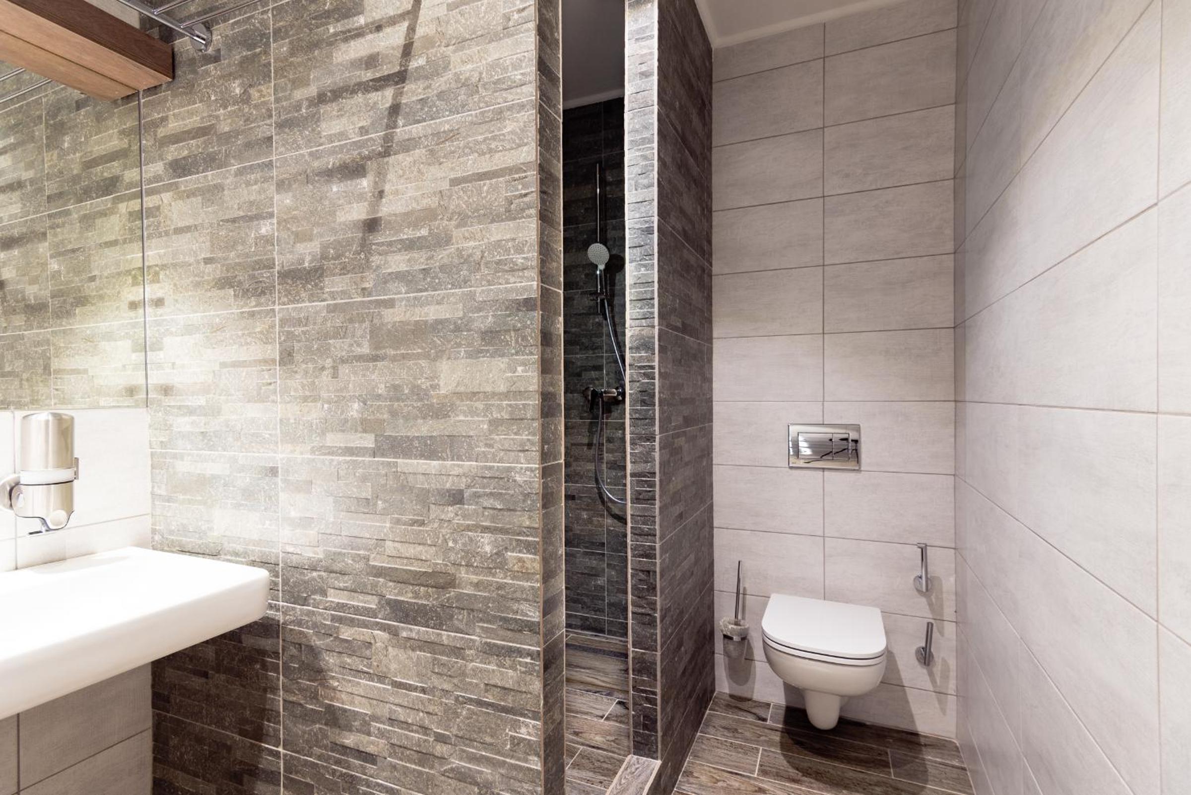 Standard Double or Twin Room - Photo 12