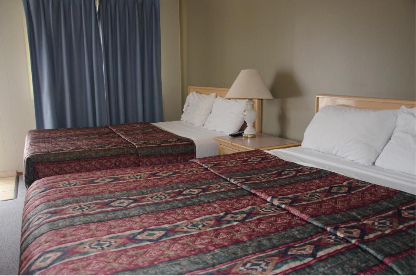 Queen Room with Two Queen Beds - Photo 8