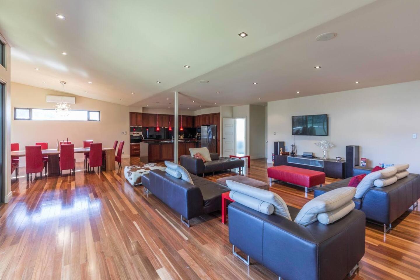 Six-Bedroom House photo 1