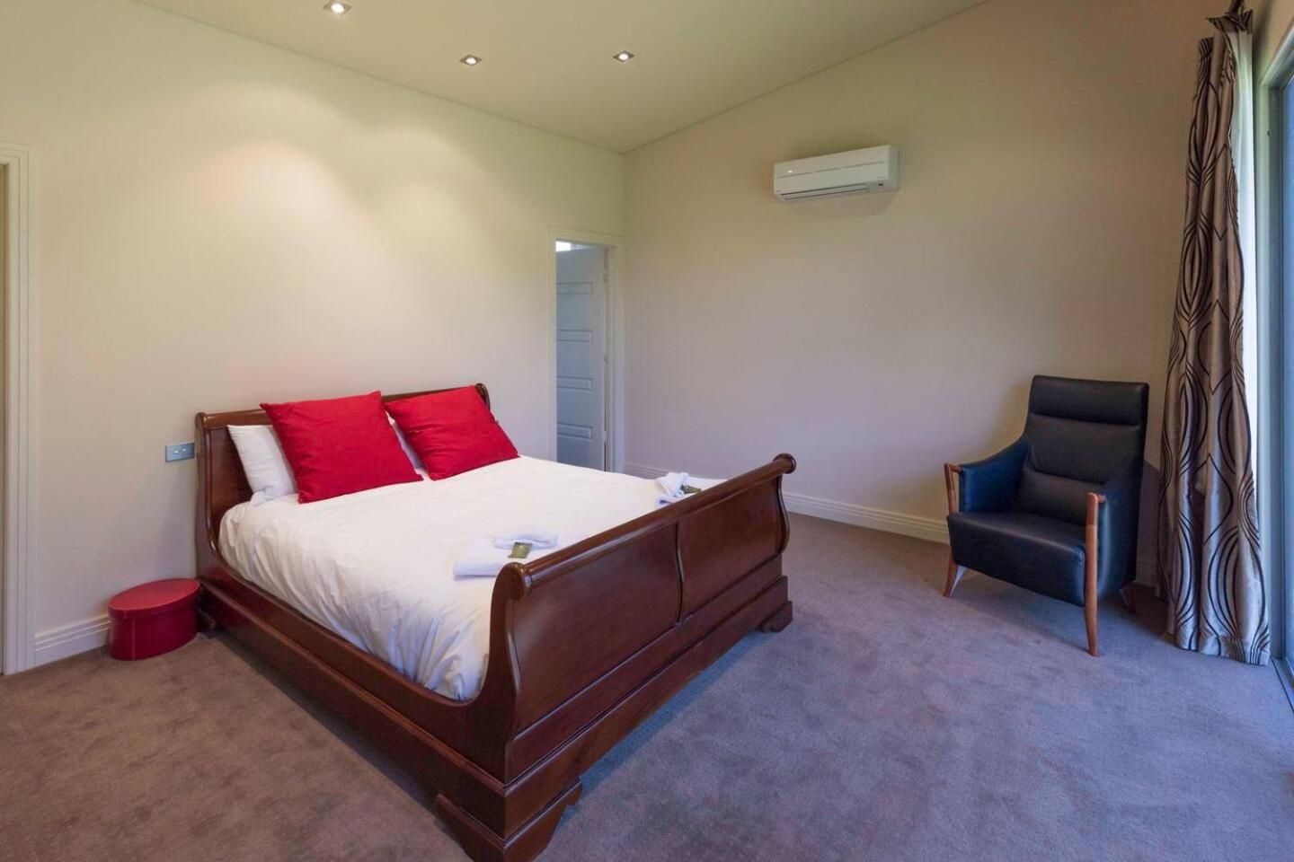 Six-Bedroom House photo 2