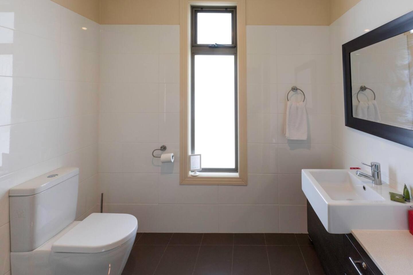 Six-Bedroom House photo 2