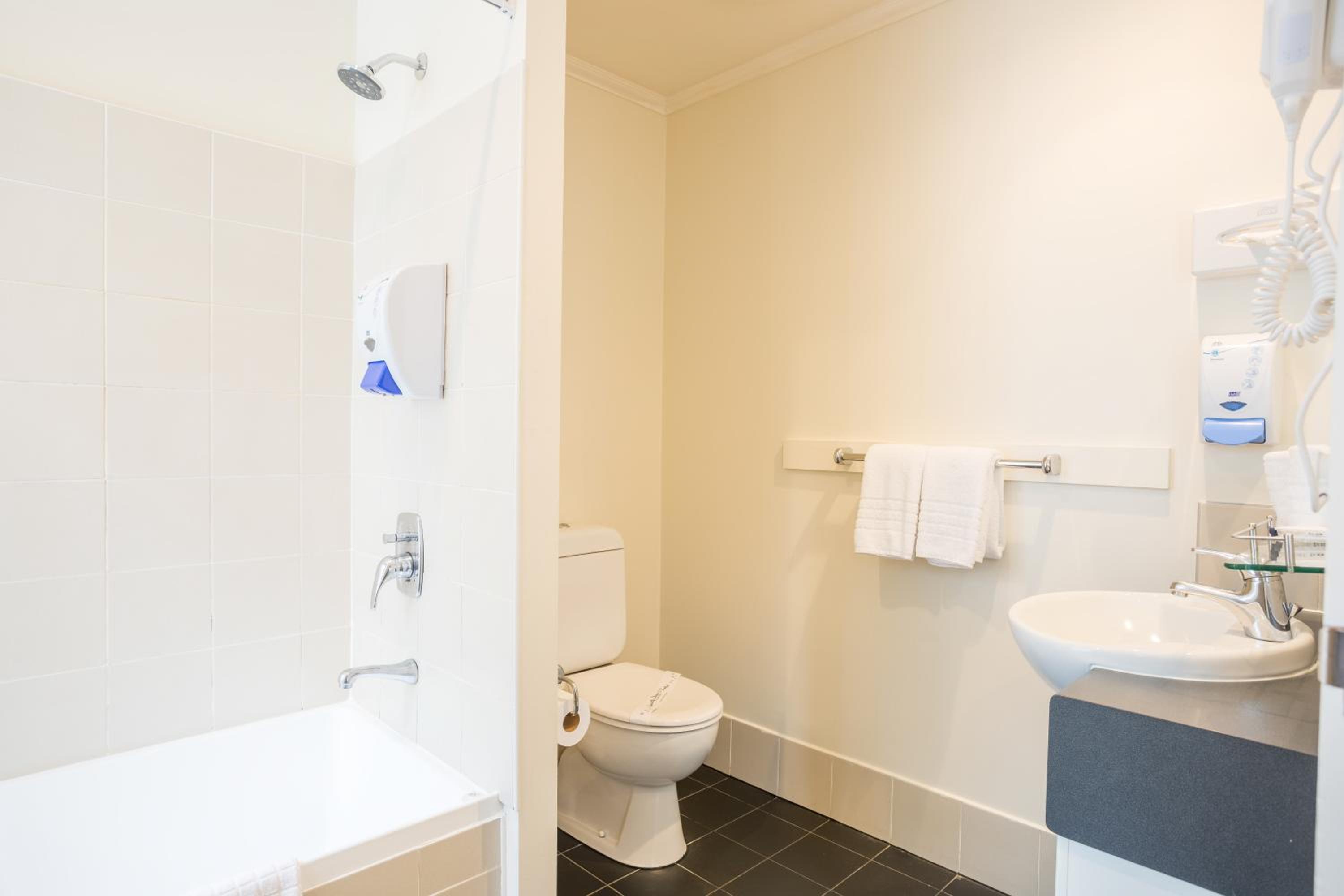 1 Bedroom Apartment - Photo 2