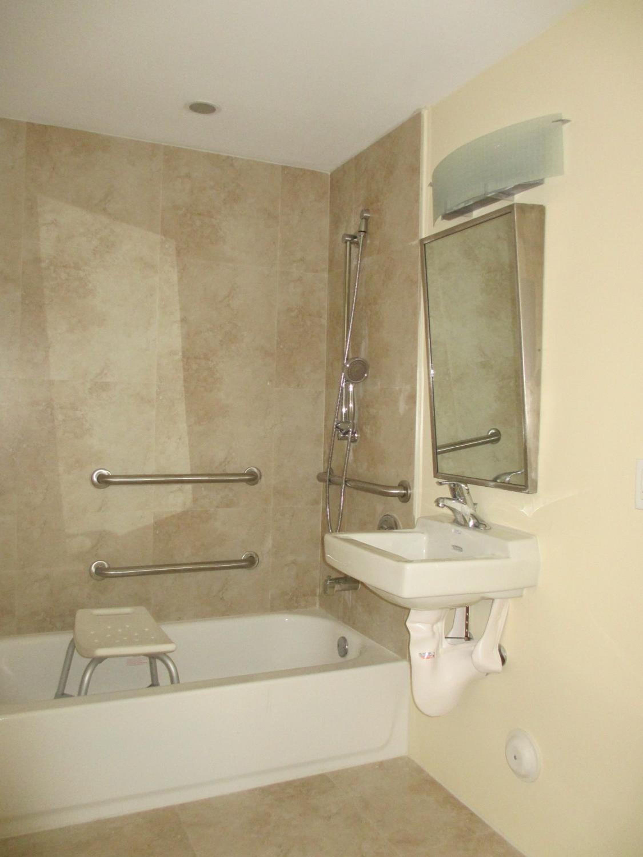 Queen Studio - Disability Access with Bathtub