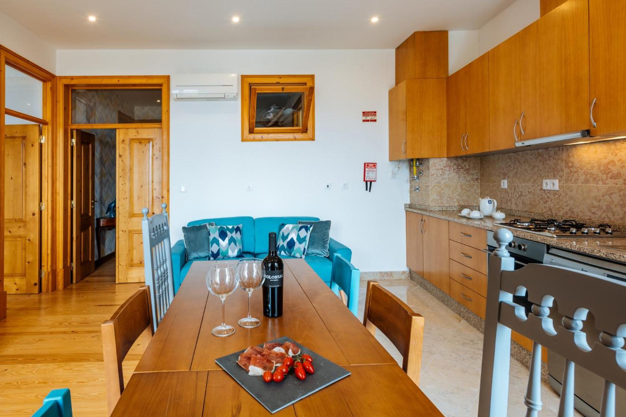 Family Two-Bedroom Apartment with River View  - Photo 17