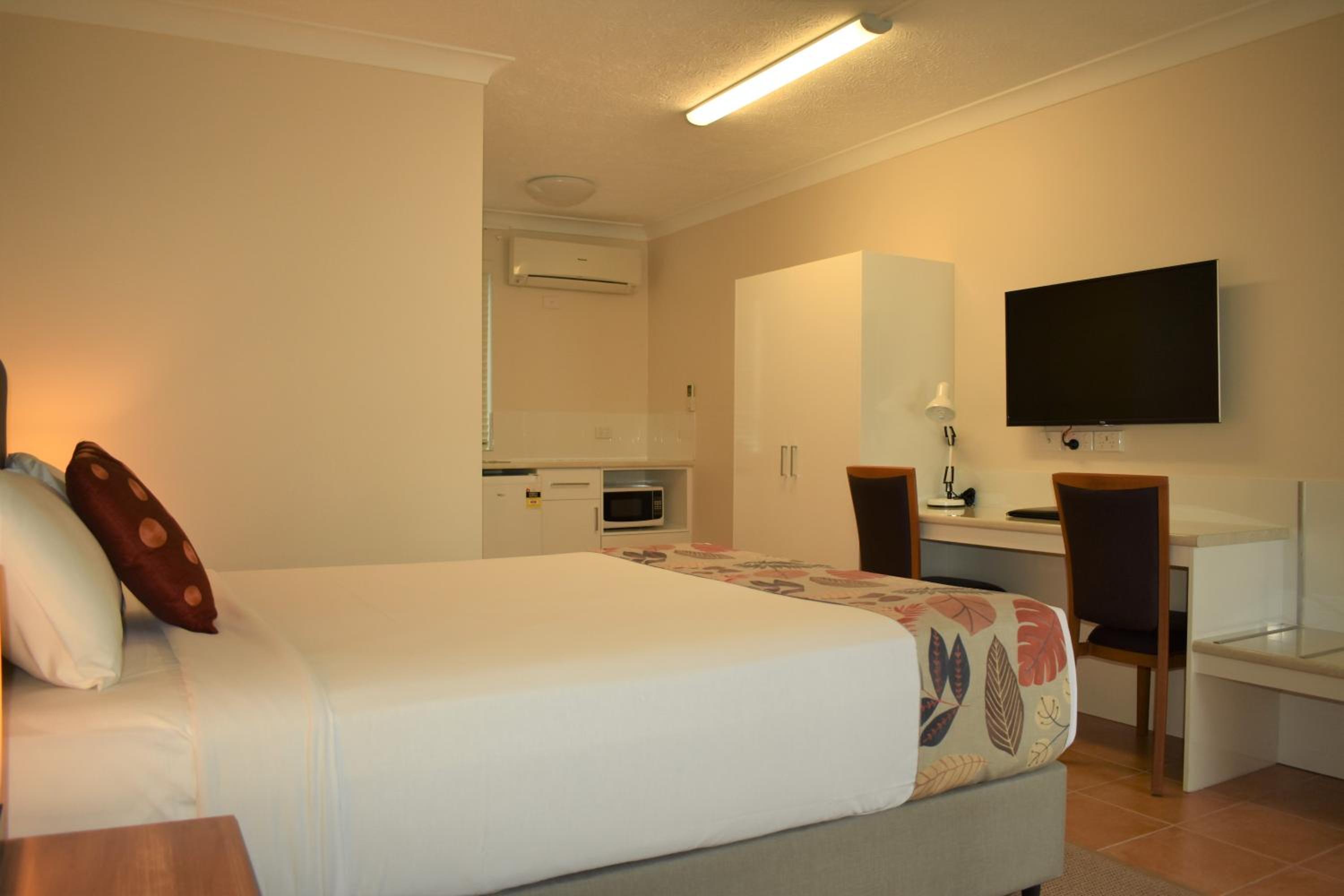 Twin Room with Two Double Beds - Photo 4