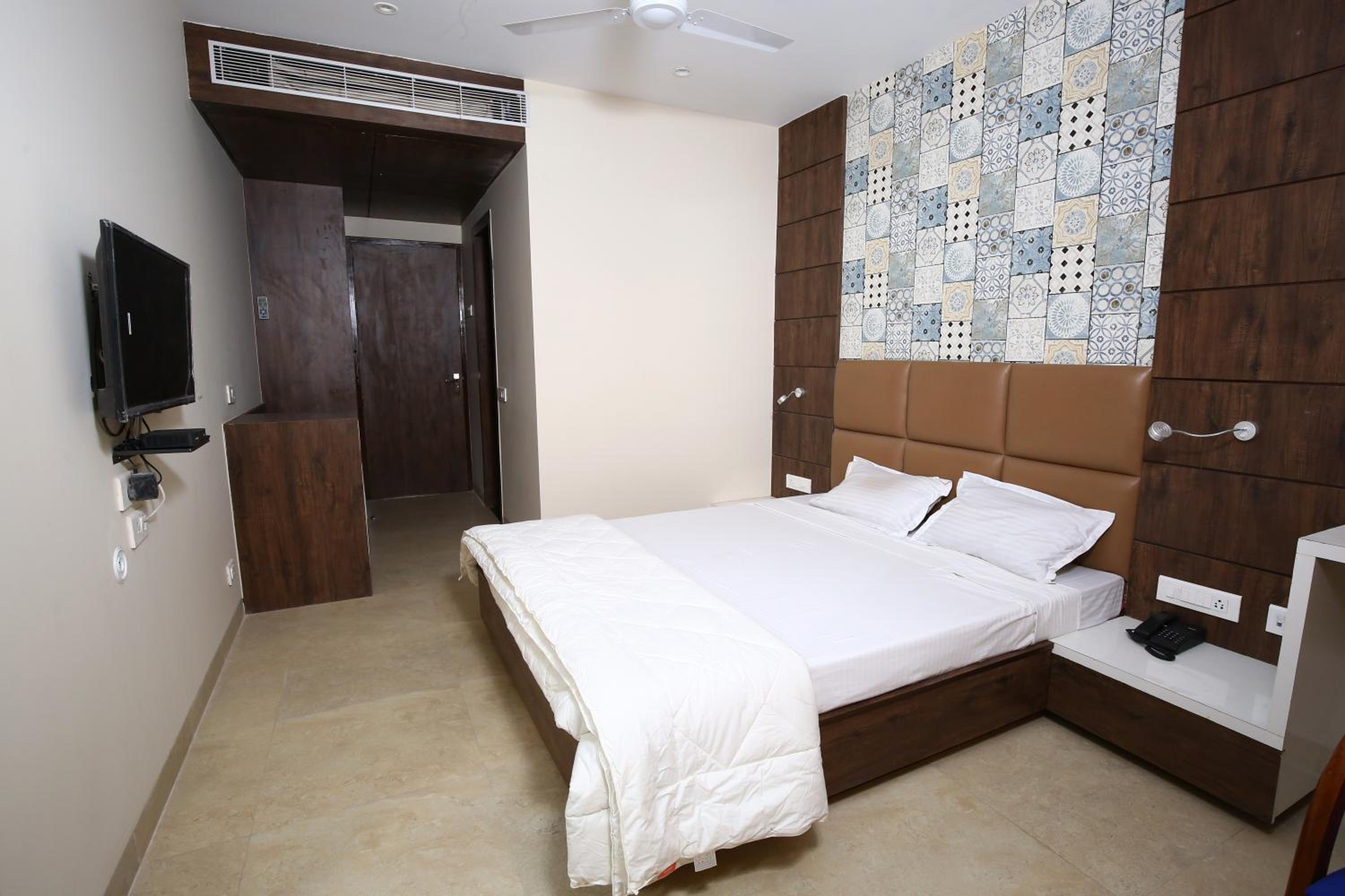 Deluxe Double Room (2 Adults + 1 Child)