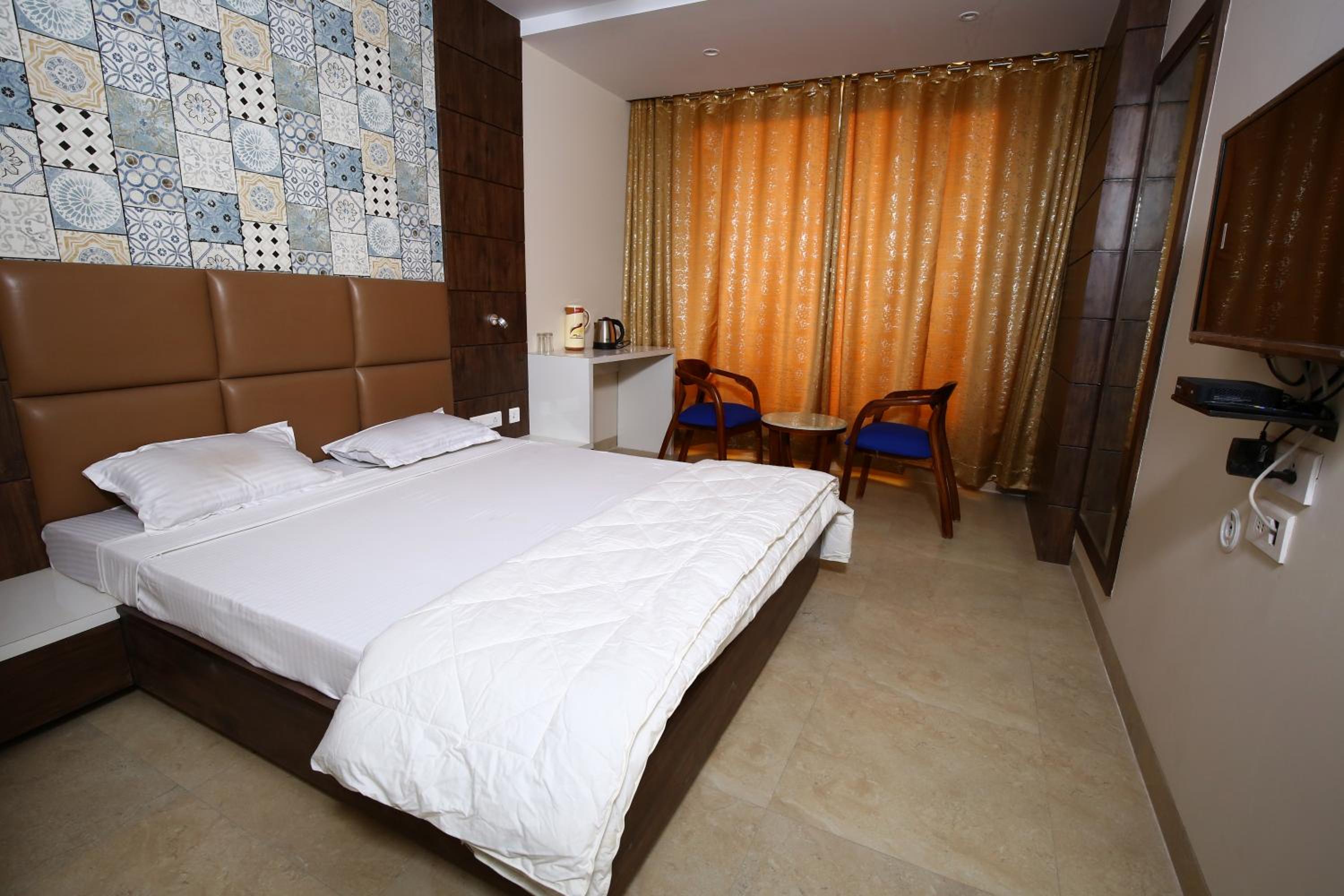 Deluxe Double Room (2 Adults + 1 Child) photo 3