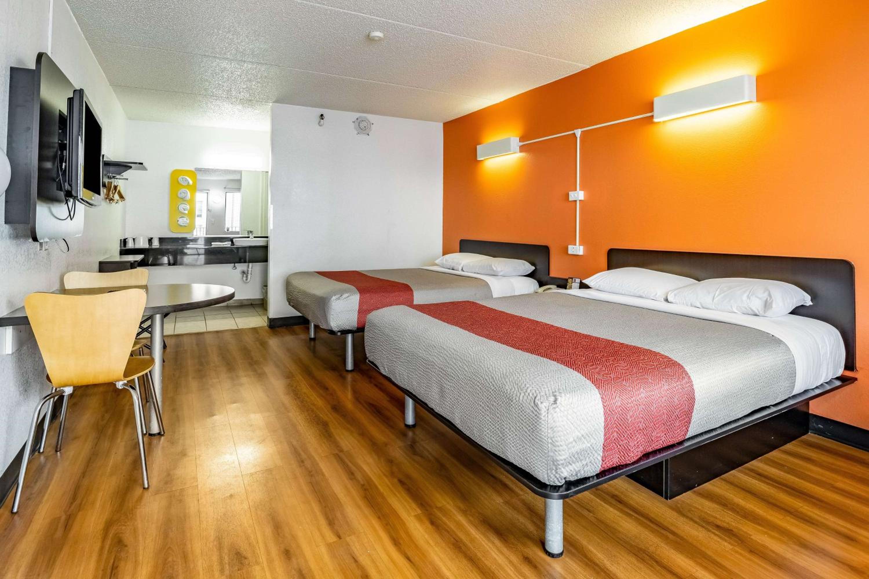 Queen Room with Two Queen Beds - Non-Smoking photo 1
