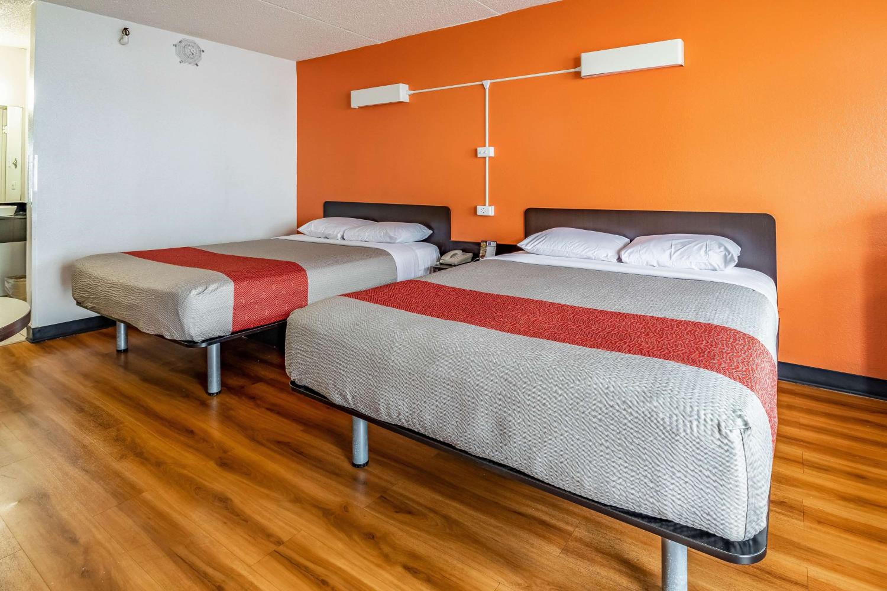 Queen Room with Two Queen Beds - Non-Smoking photo 3